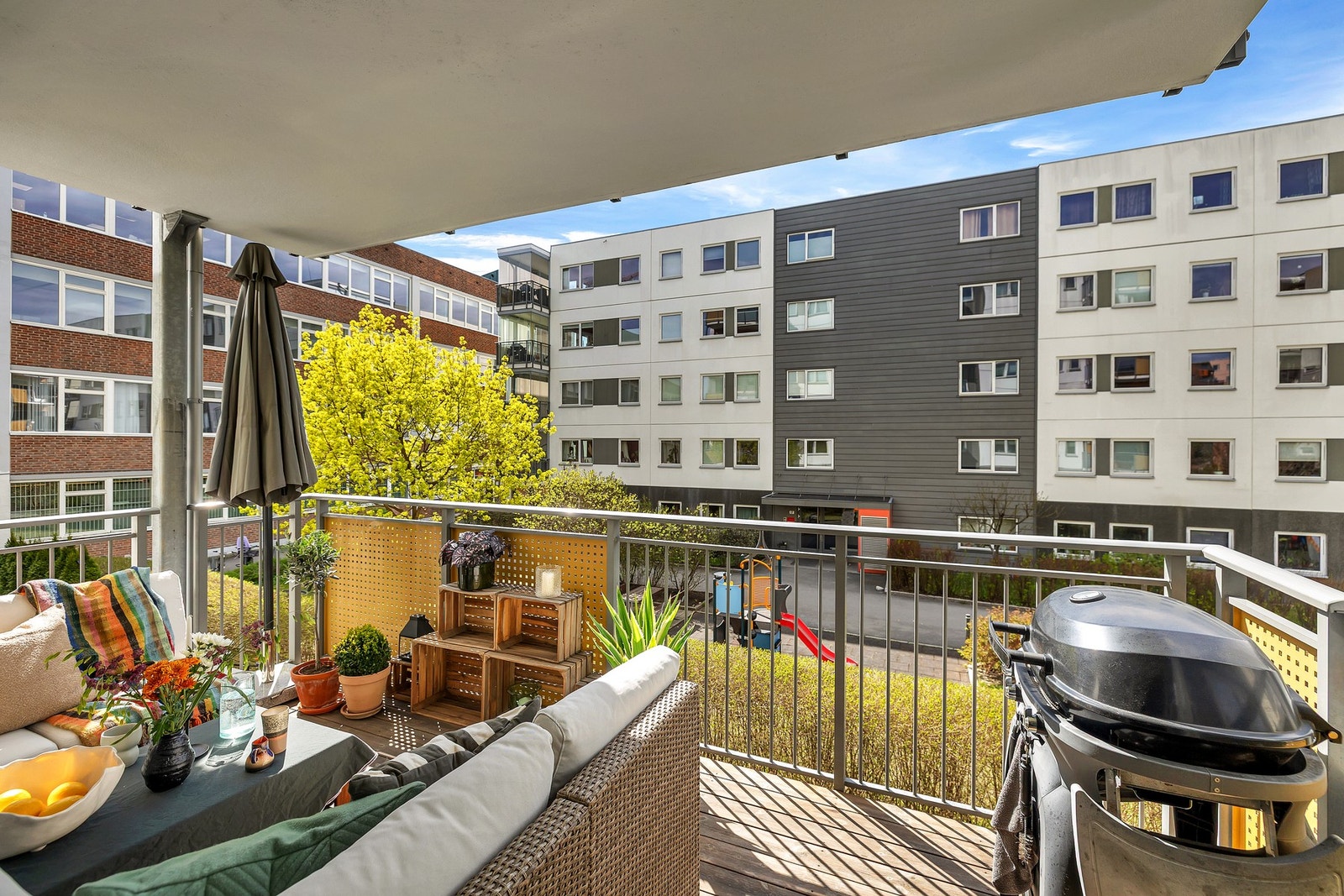 Fra stuen er det direkte utgang til leilighetens balkong på ca. 11 kvm med gode solforhold. Galleribilde