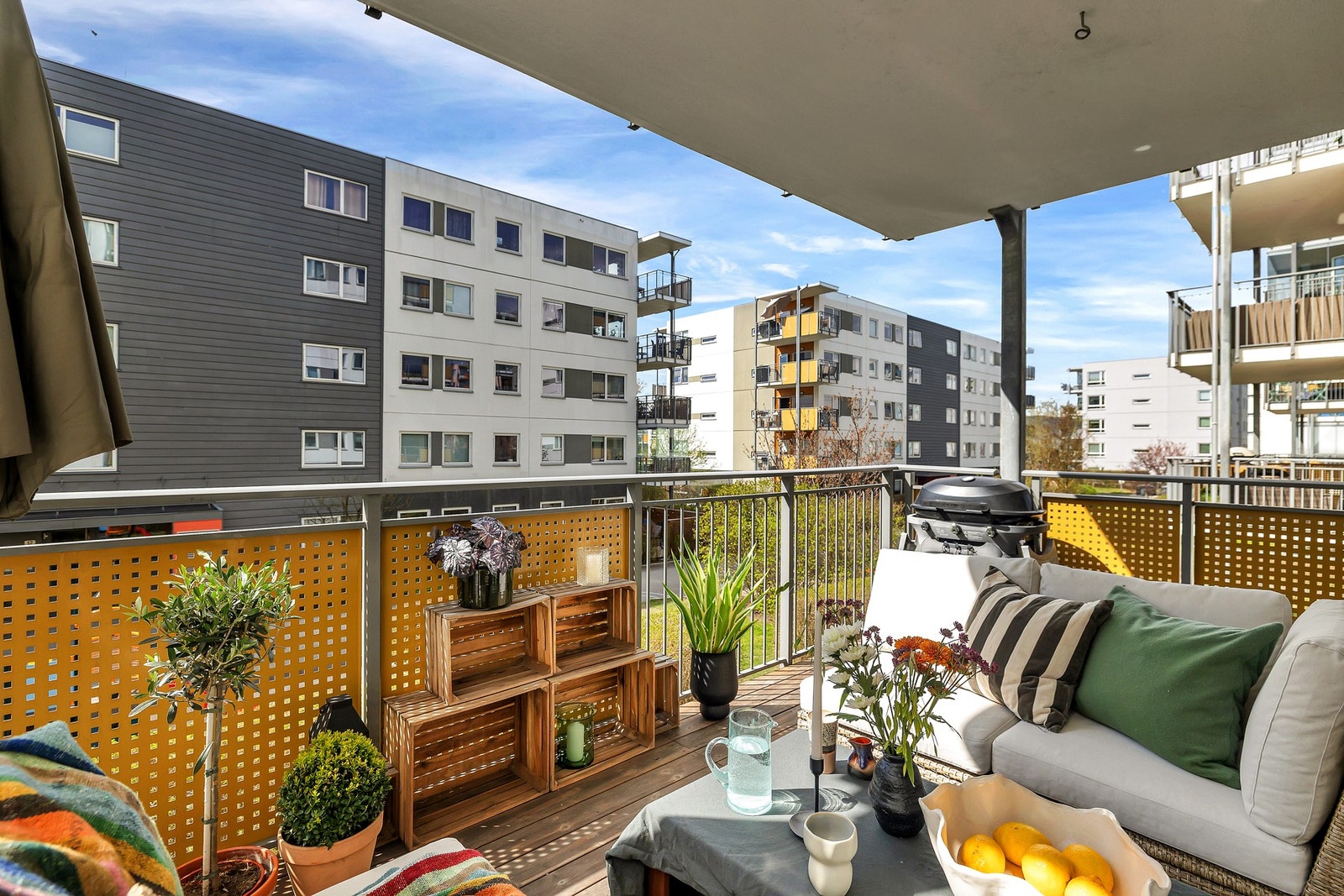 Denne sørvestvendte uteplassen er en av boligens virkelig gode kvaliteter. Her er det god plass til både grill og utemøbler. Galleribilde