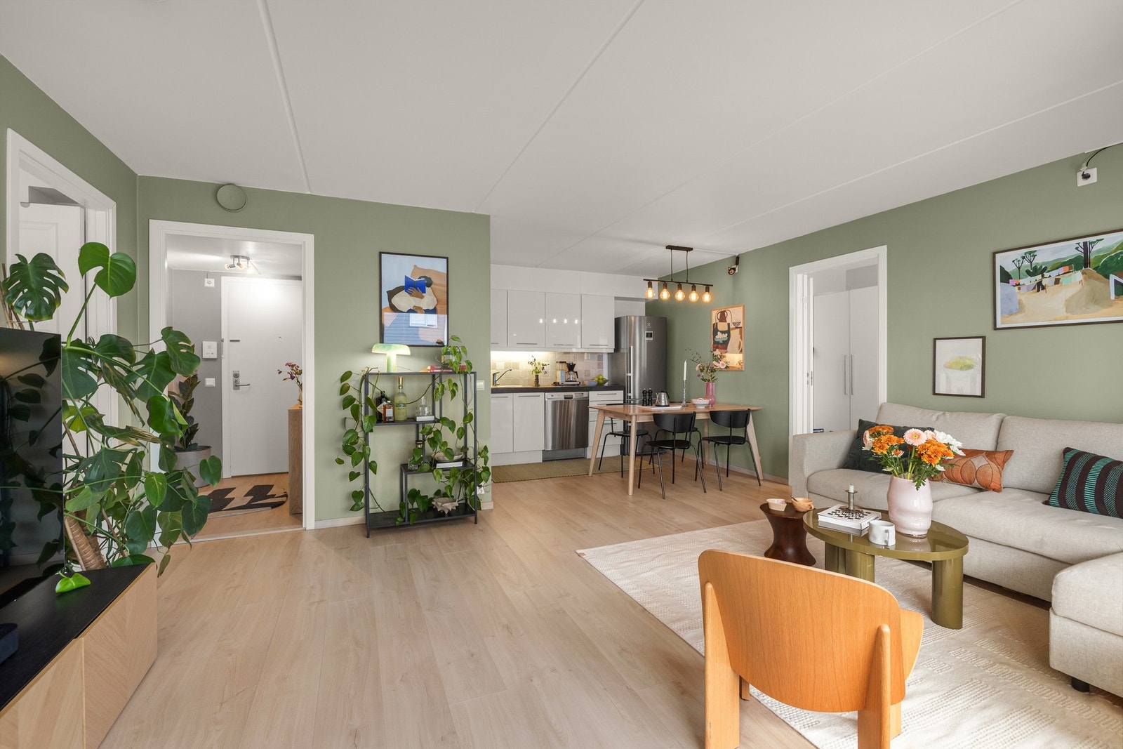 Det er god plass til både sofagruppe og spiseplass. Galleribilde