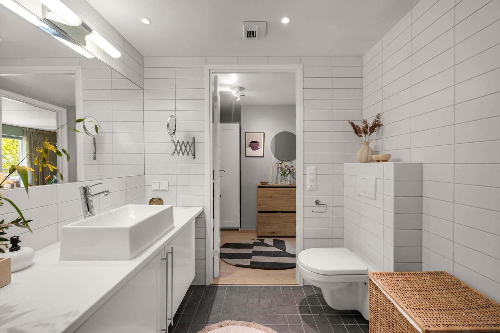 Badet er er utstyrt med veggmontert toalett og det er gulvvarme. Galleribilde