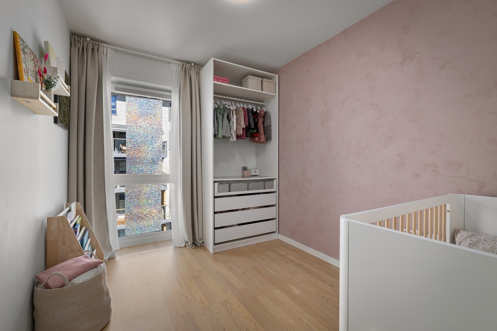 Soverom 3: Romslig soverom med plass til garderobe. Galleribilde