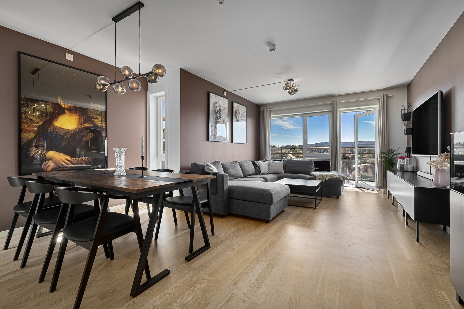 Stilren stue med store vindusflater og flott utsyn. Galleribilde
