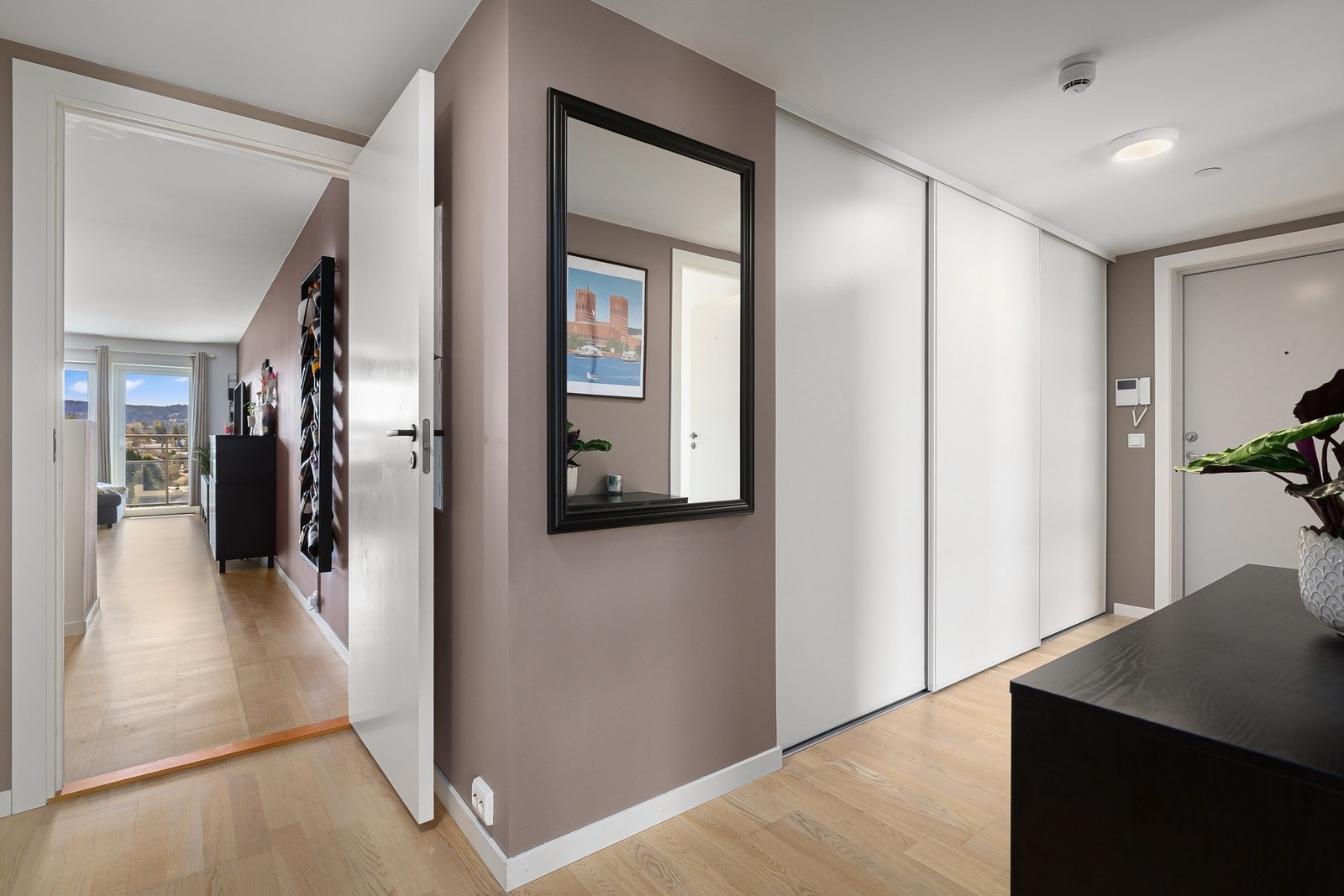 Romslig gang med skyvedør garderobe. Galleribilde