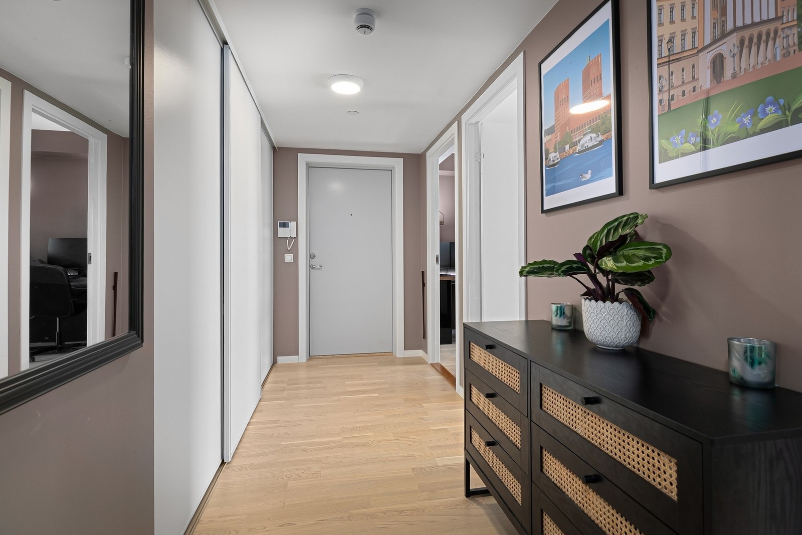 Moderne entré med god plass til oppbevaring. Galleribilde