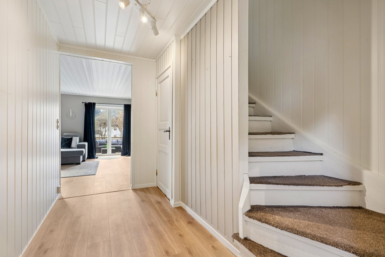 Entré og trapperom - loft og kjeller. Galleribilde