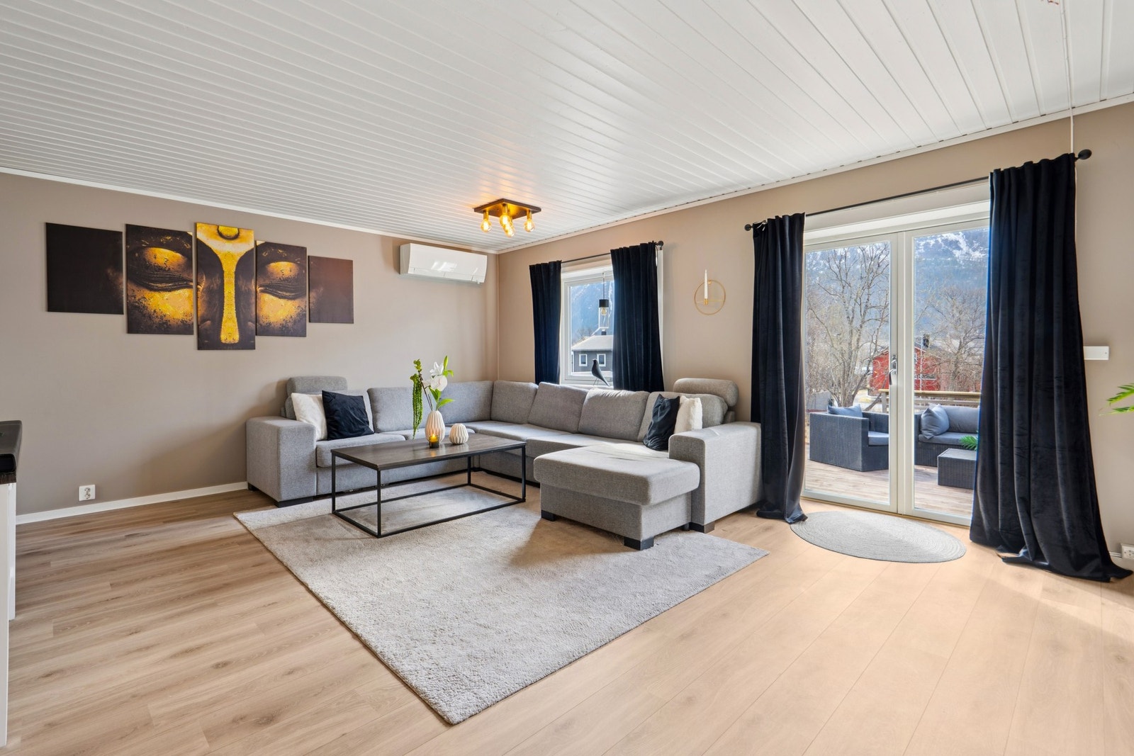 Romslig stue med fine lyse overflater. Galleribilde