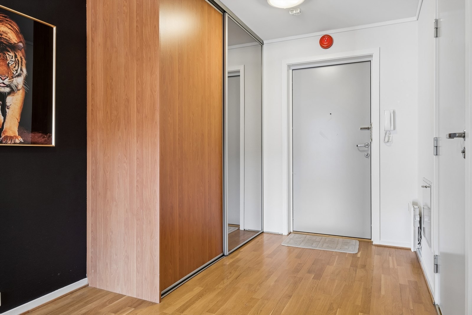 Romslig entre med stor skyvedørsgarderobe Galleribilde