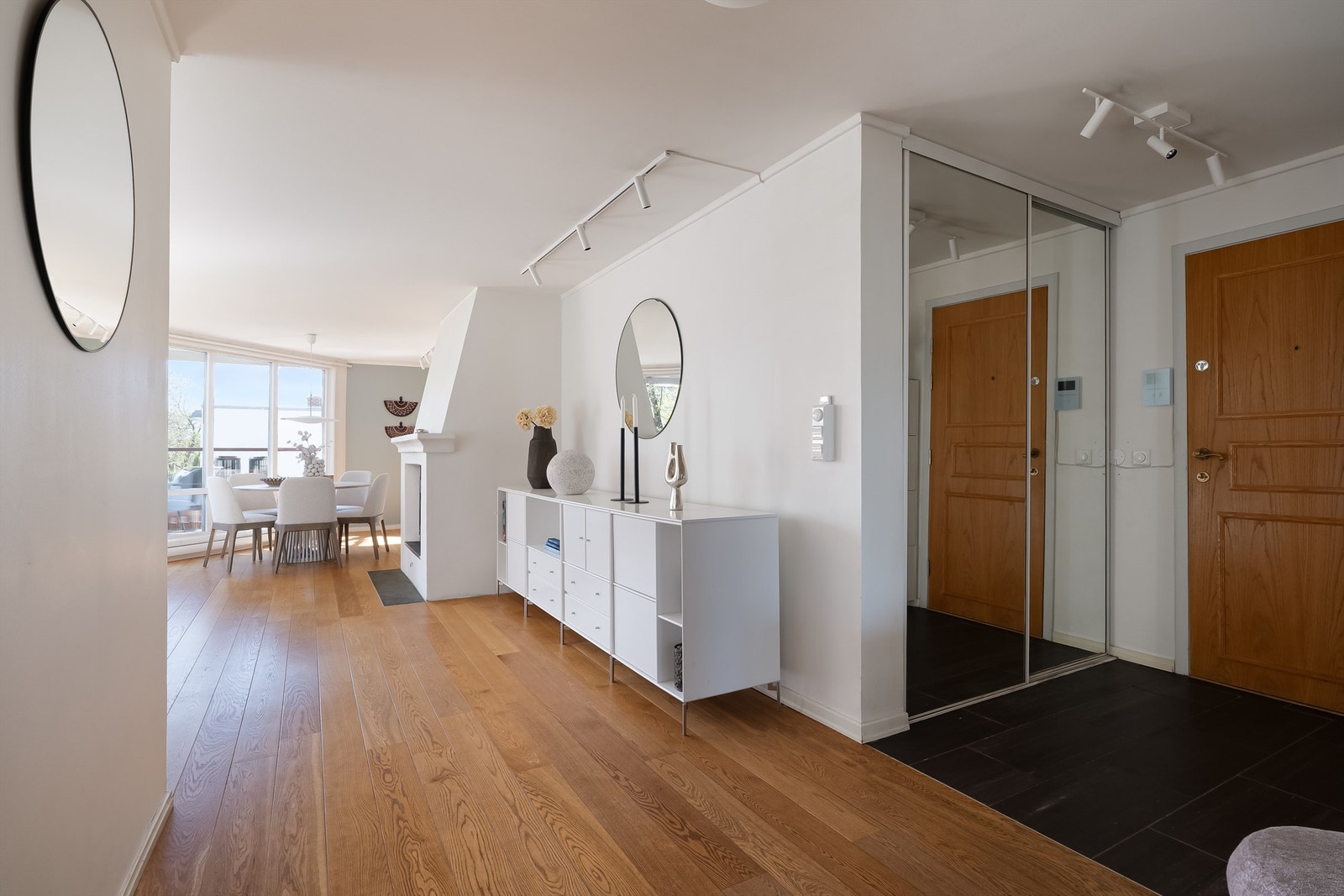 Lys og innbydende entrè med skyvedørskarerobe som har plass til mye oppbevaringsplass. Galleribilde