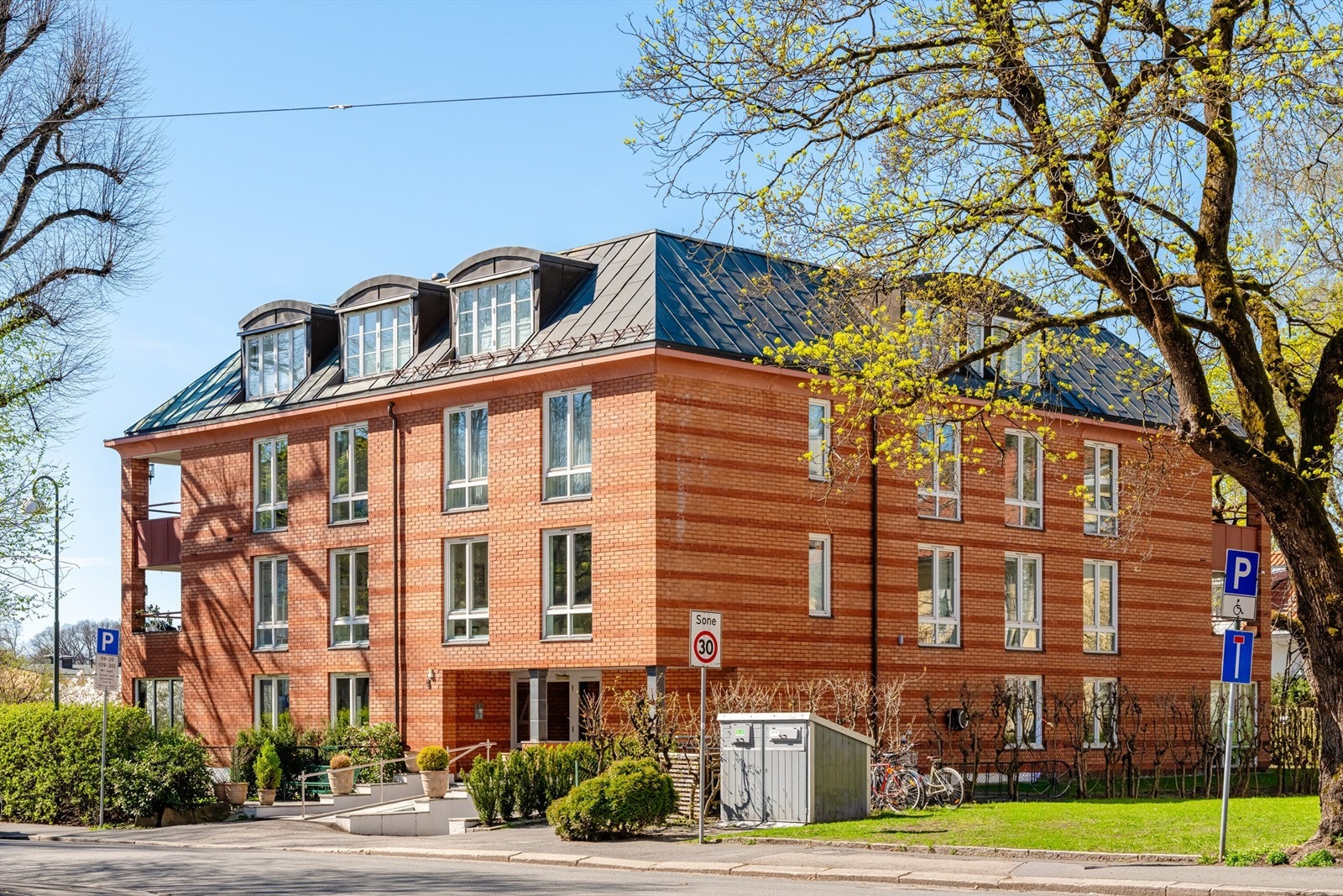 Etablert og ettertraktet boligområde på Frogner i Oslo. Området er kjent for sine vakre bygårder og rolige gater. Galleribilde