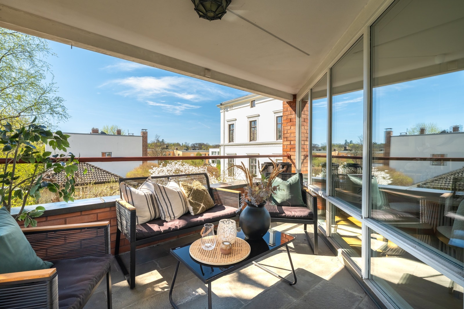 Sydvestvendt terrasse på 8 kvm med hyggelig utsikt til rolige områder. Foto: Chris Borowiak Galleribilde