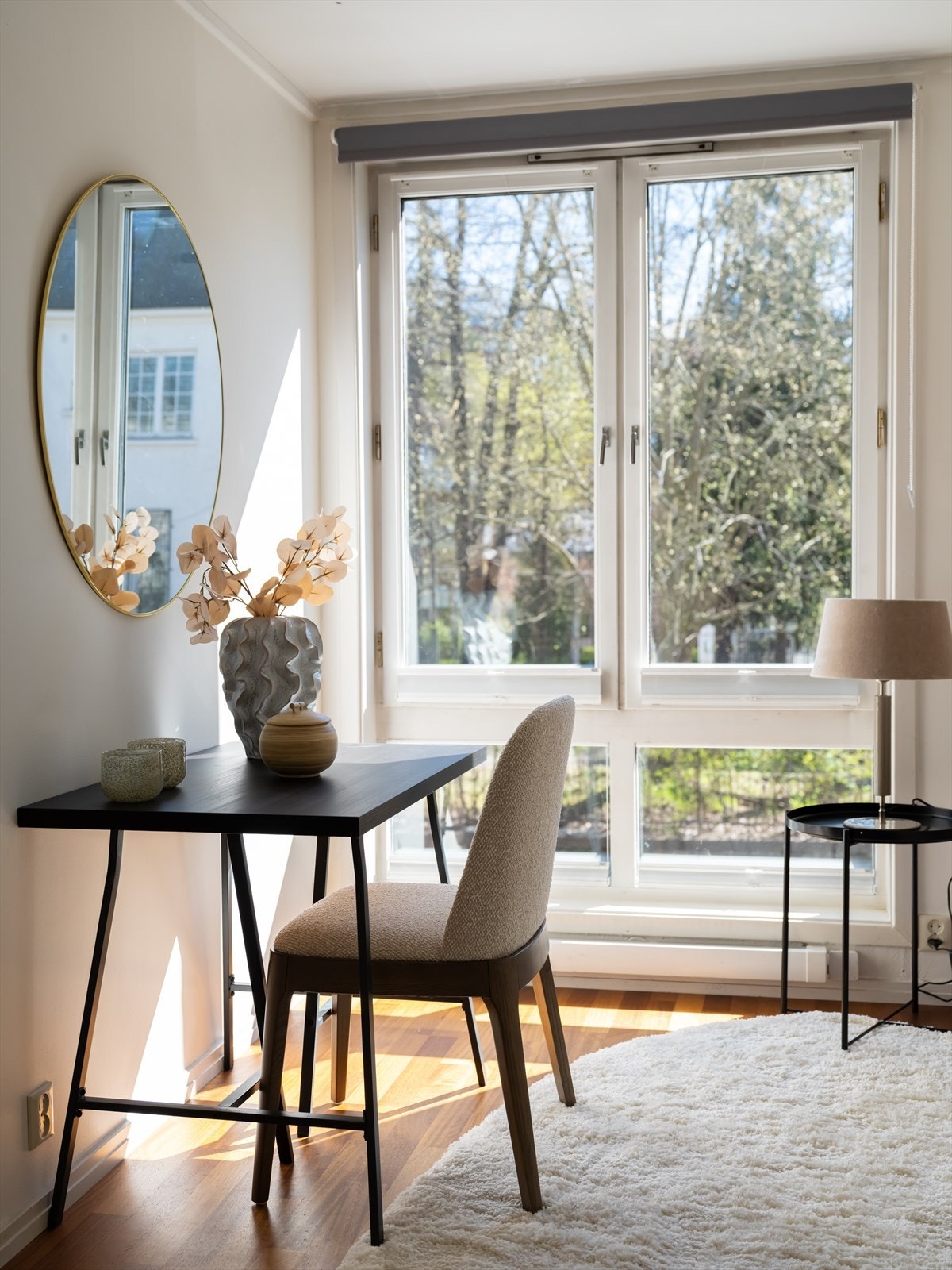 Også her bidrar store vindusflater til et lyst og trivelig rom. Galleribilde