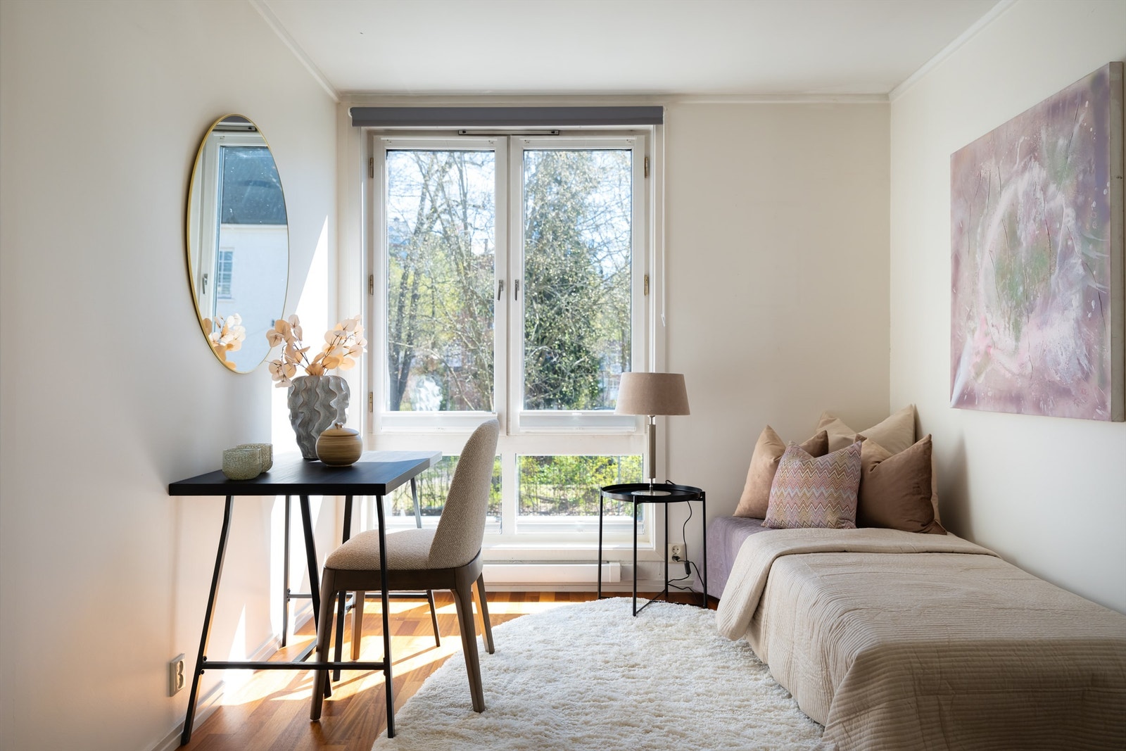 Soverom nummer to har også en god størrelse, med plass til seng og annen møblering. Galleribilde