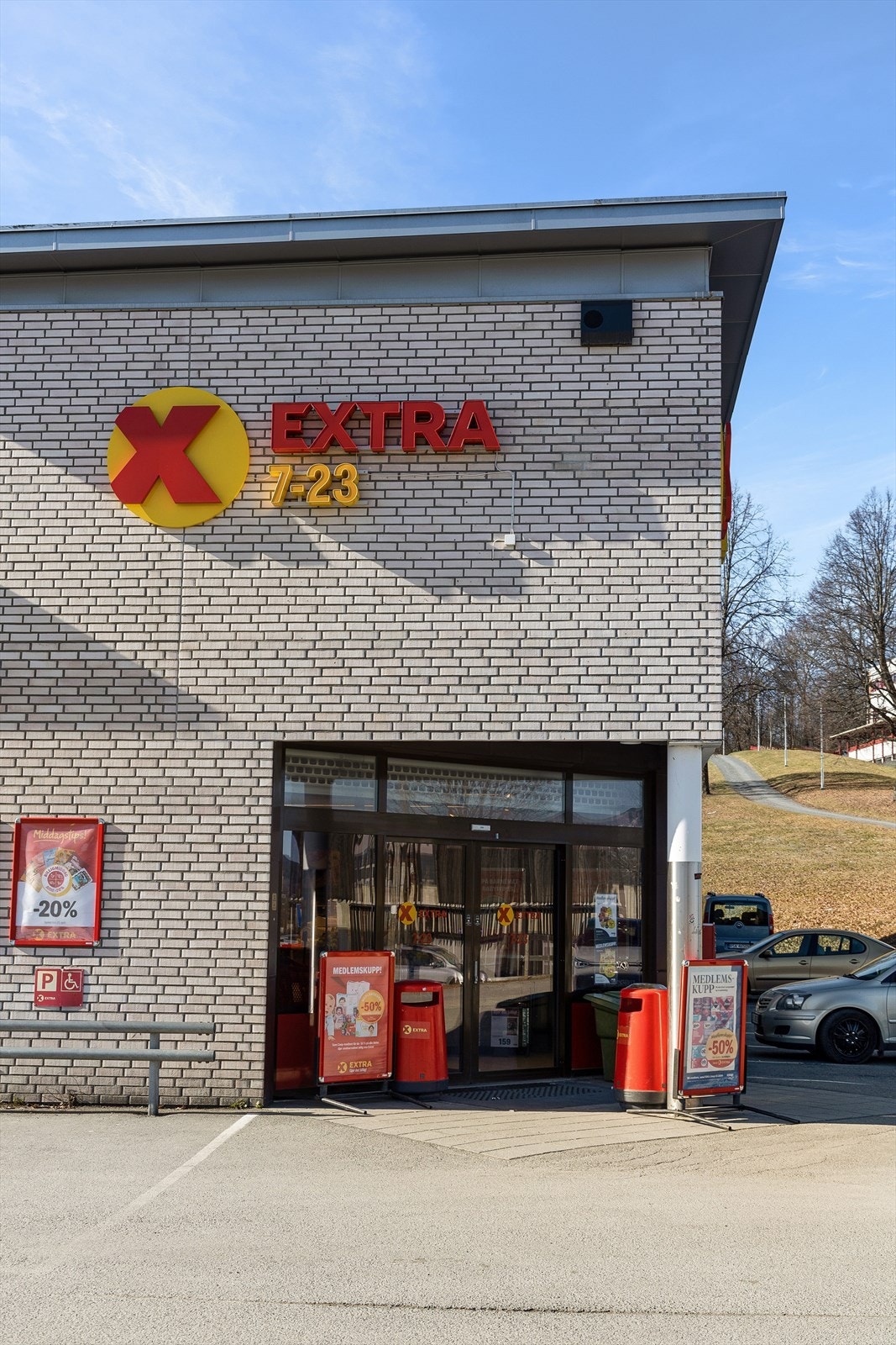 Det er god offentlig kommunikasjon i området. Fra leiligheten er det kun få minutters gange til nærmeste bussholdeplass i Vebekkveien v/Extra, som er rett på nedsiden av leiligheten Galleribilde