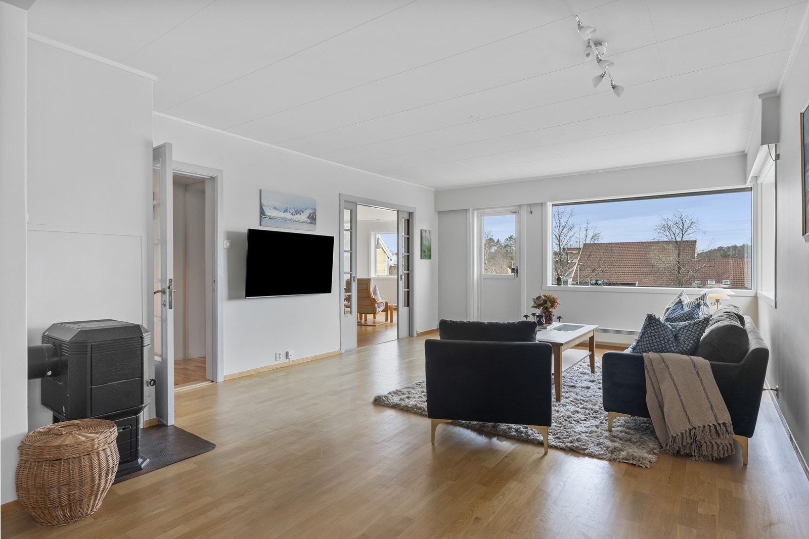 Gjennomlys og store vindusflater. Galleribilde