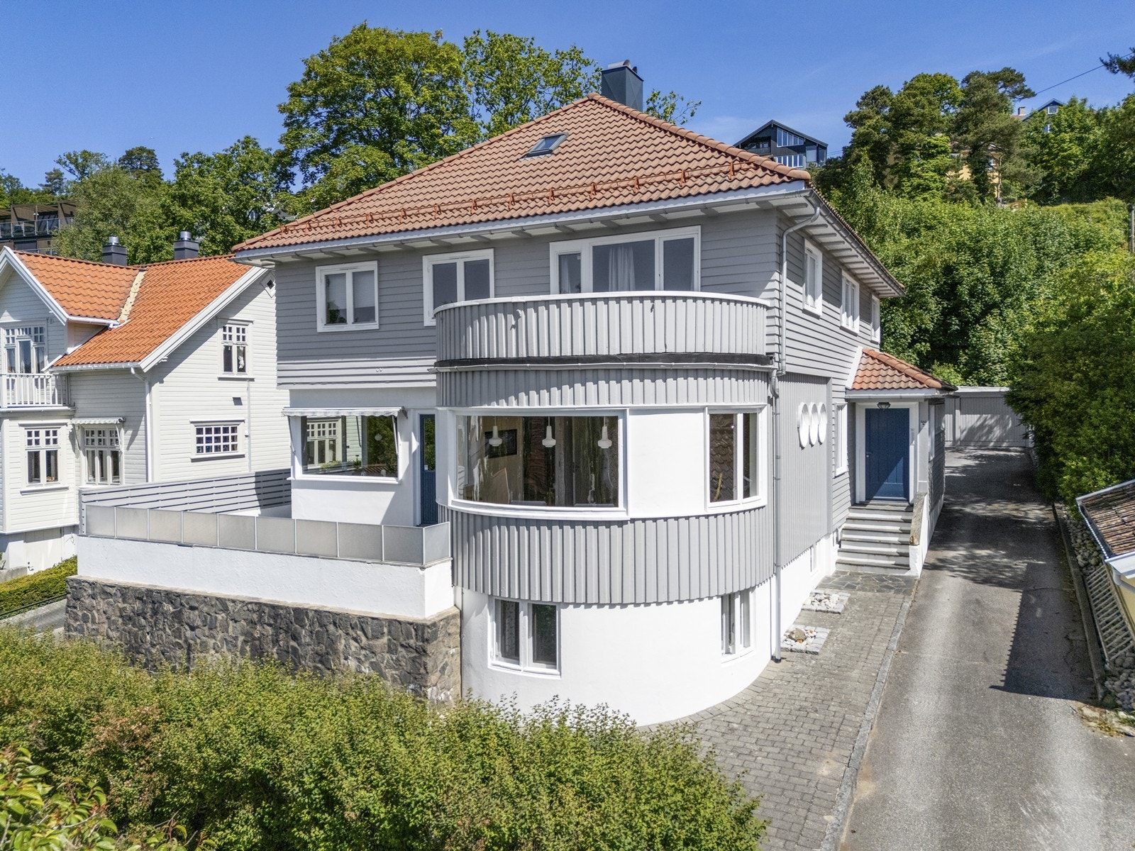 Boligen er oppført i 1939. * Arkitekttegnet - Brandsberg-Dahl (svoger Thilo Schoder) Galleribilde