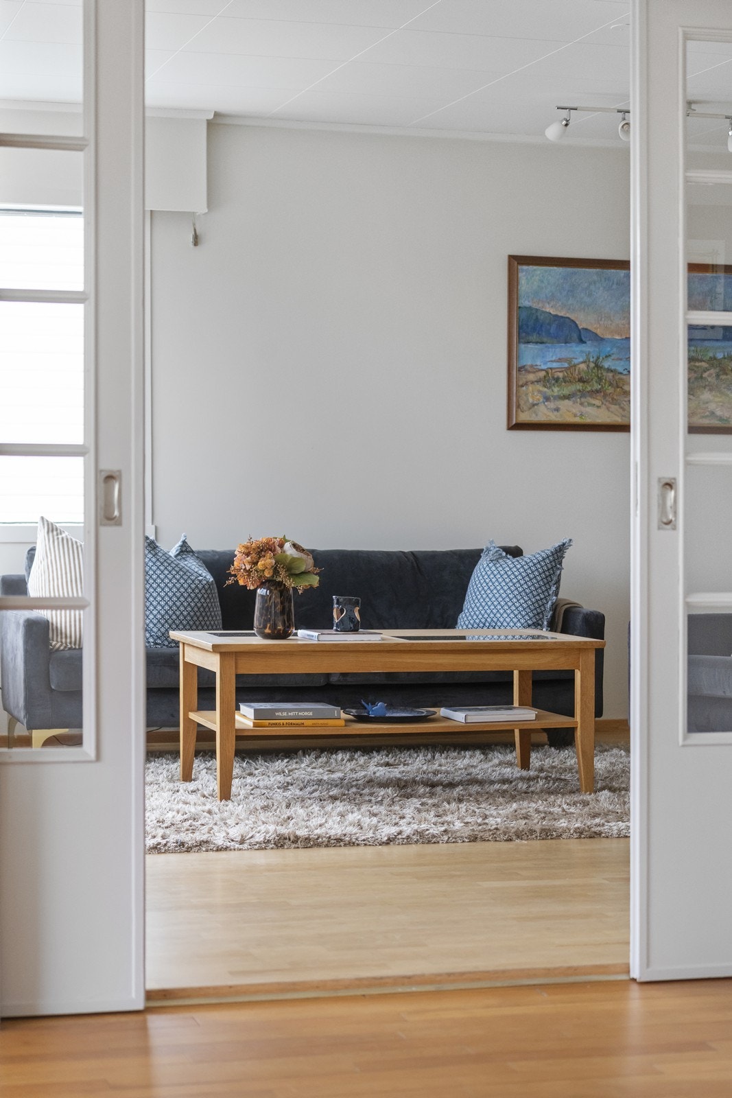 Doble skyvedører i glass mellom stue og peise-stue. Galleribilde