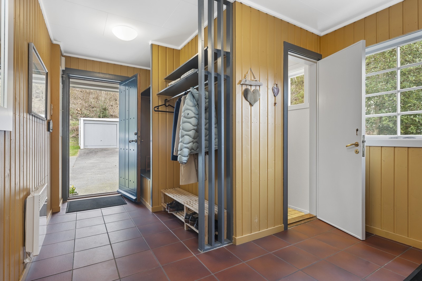 Gang med garderobe og toalettrom Galleribilde