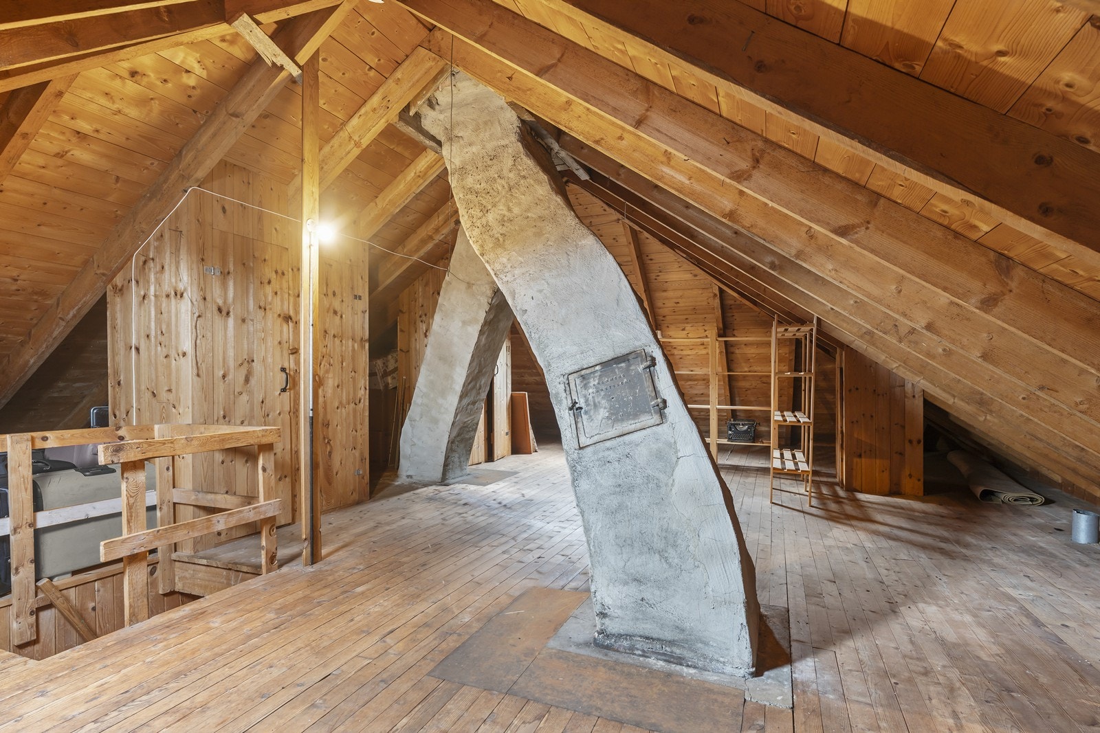 Stort uinnredet loft. Galleribilde