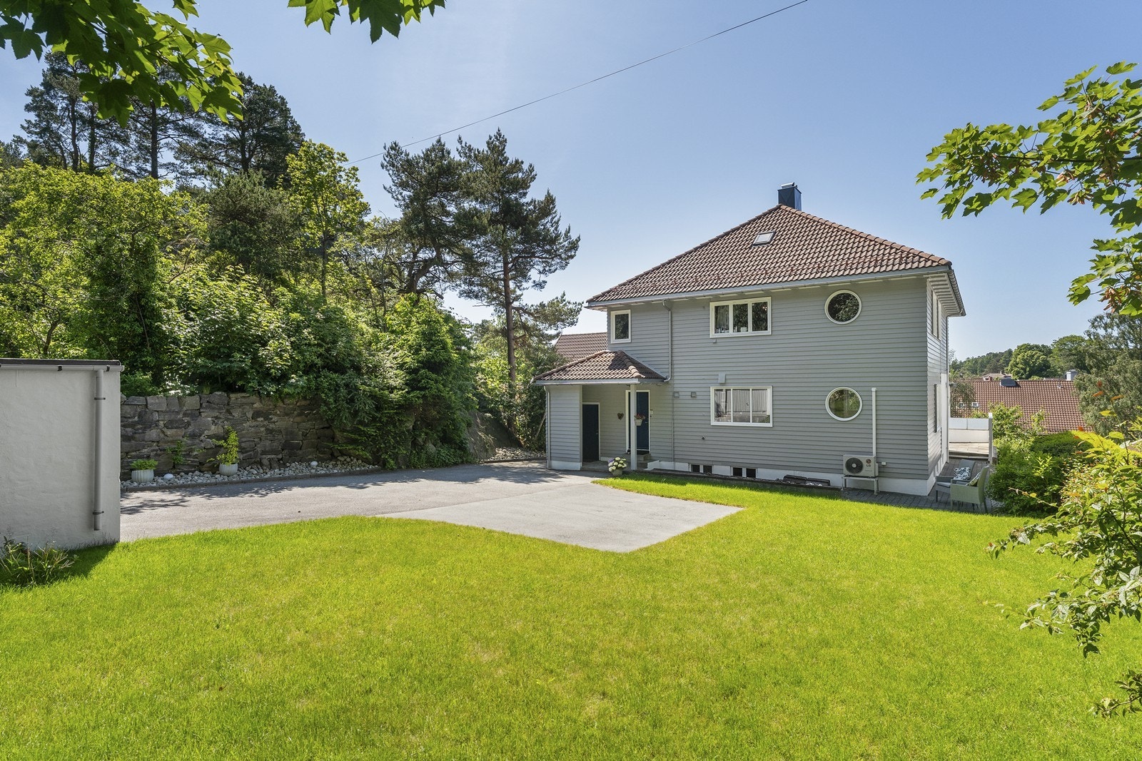 Stor flott eiendom,bebygd med en velholdt og stilren funkisvilla. Galleribilde