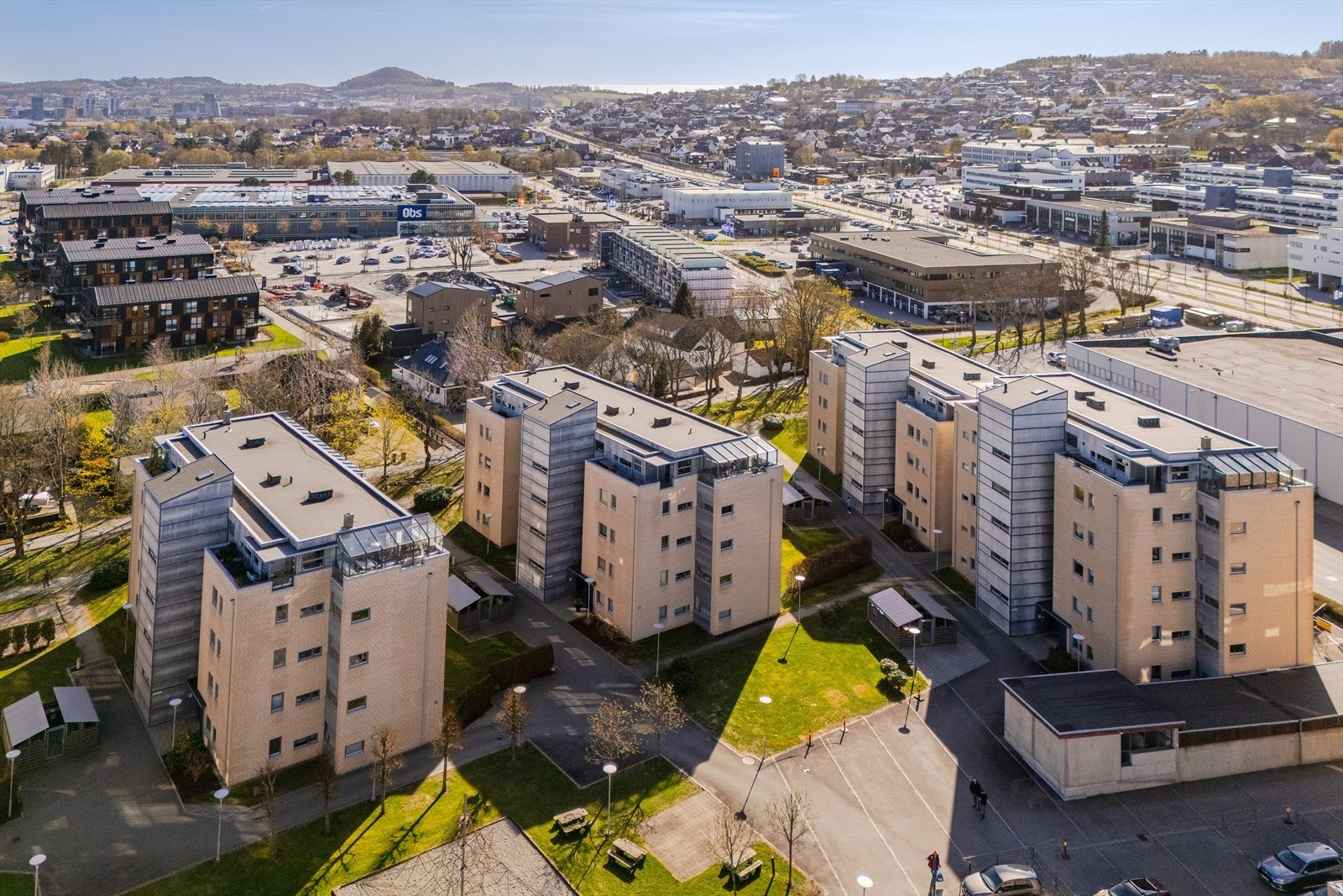 Bor man i Langflåtveien 18 har man umiddelbar nærhet til flere butikker, tog og buss Galleribilde