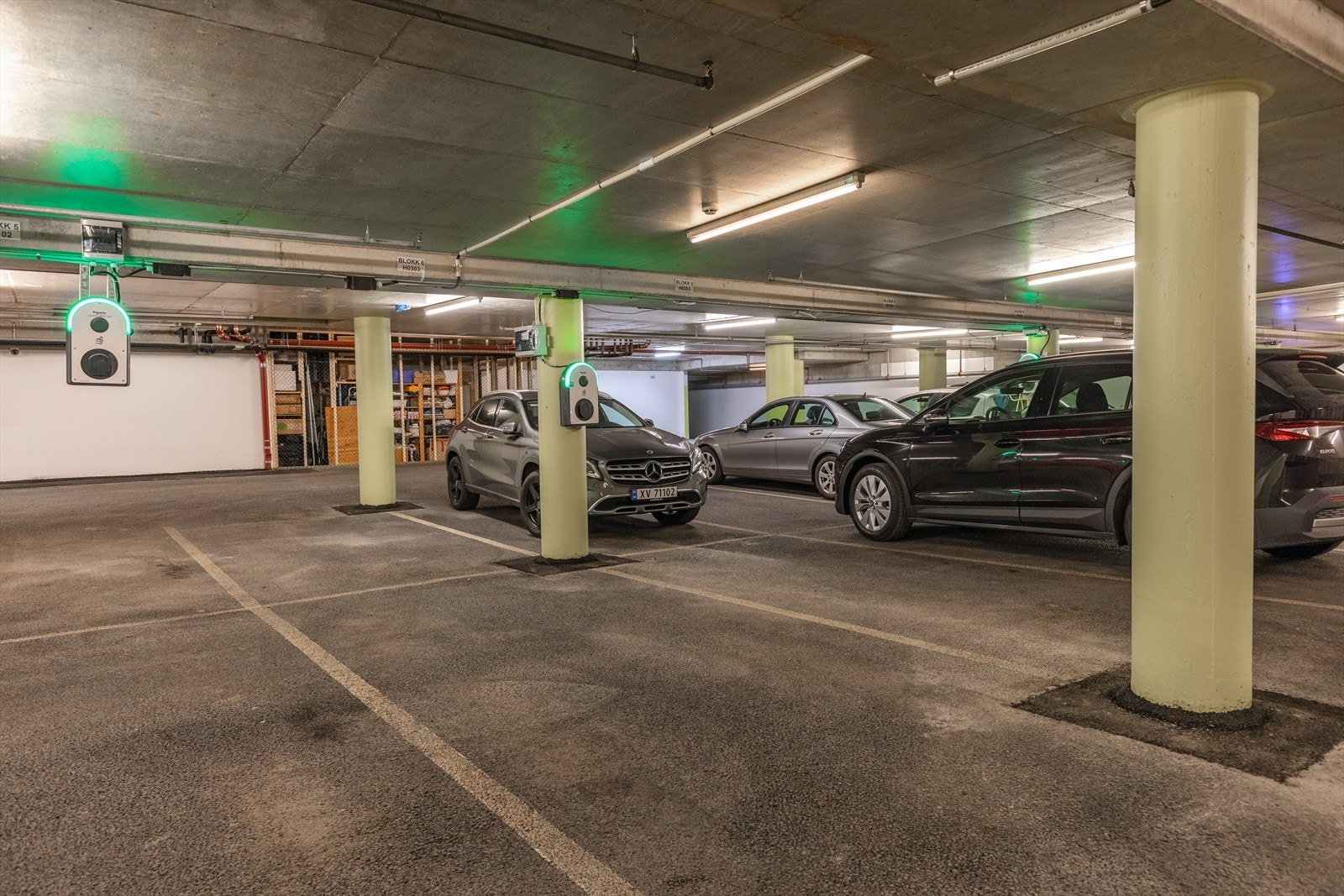 Parkering i lukket anlegg med el-bil lader Galleribilde