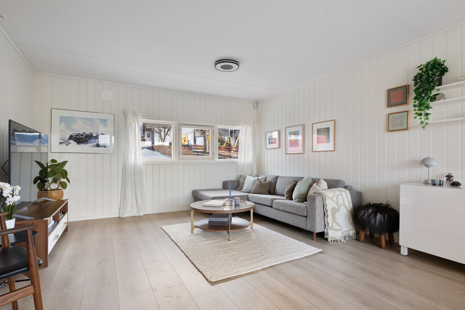Lys og trivelig stue med god plass til både sofa- og spisegruppe Galleribilde