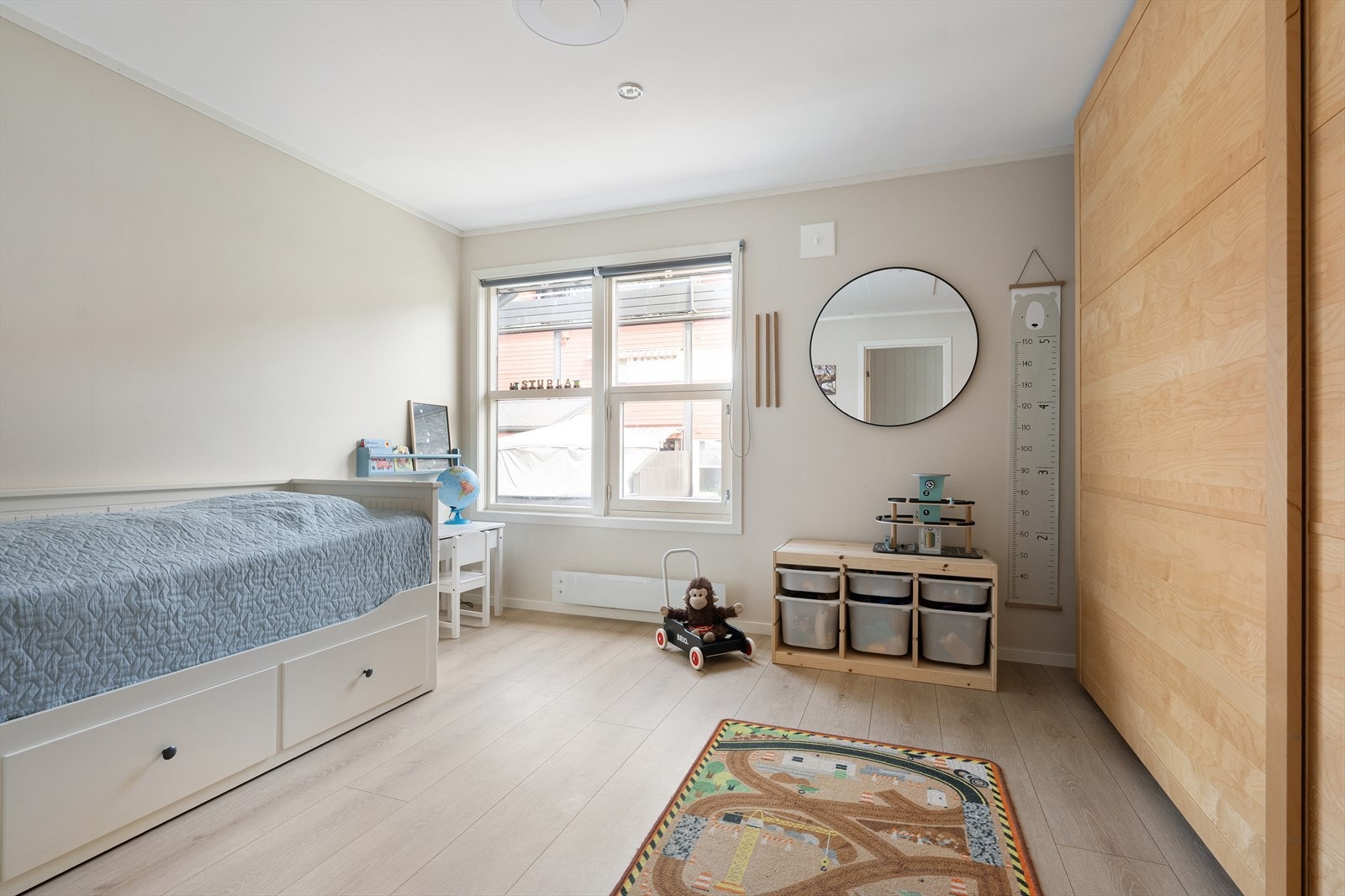 Her er det god plass til seng og garderobe Galleribilde