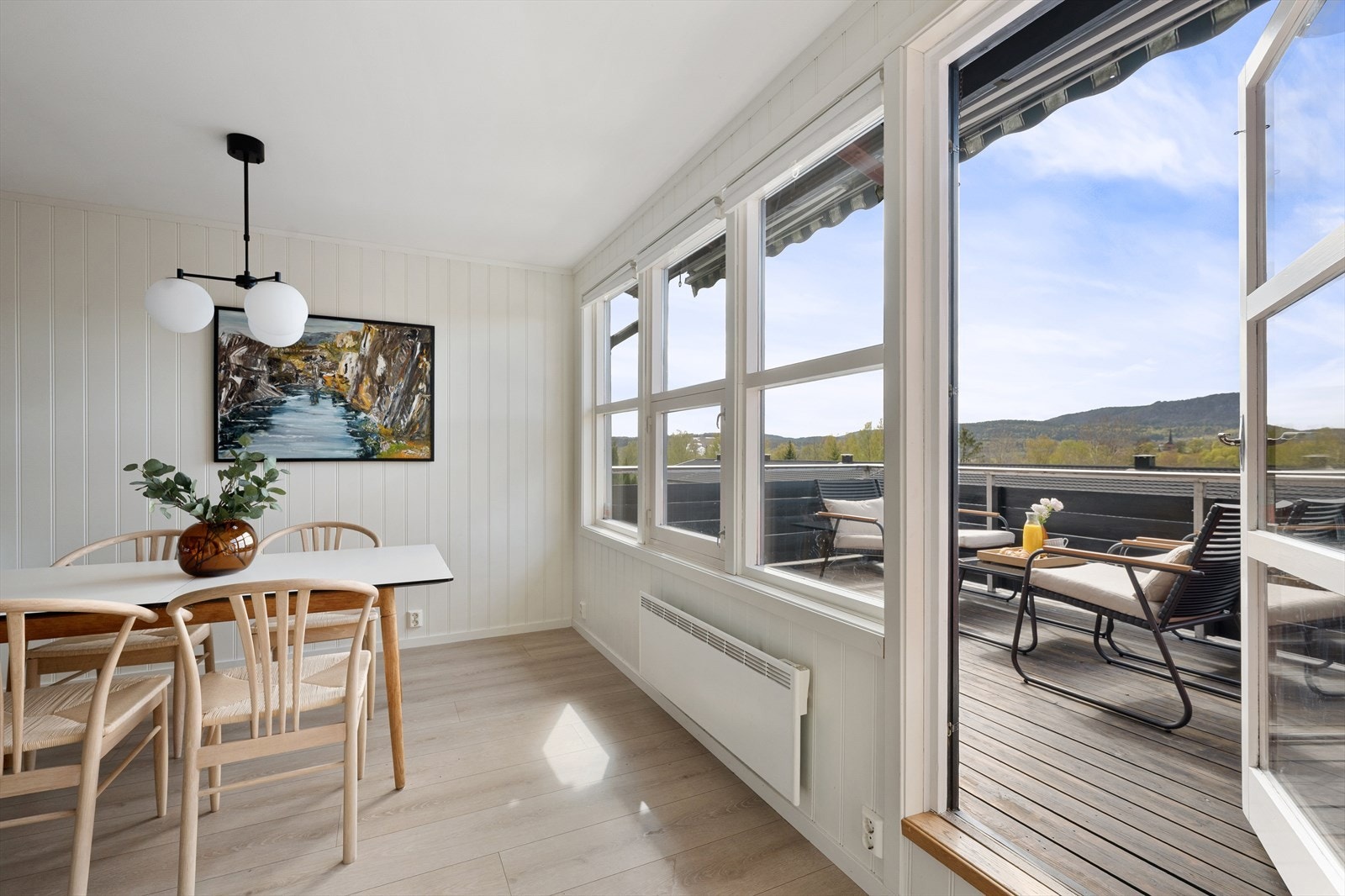 Fra stuen er det videre utgang til romslig terrasse Galleribilde