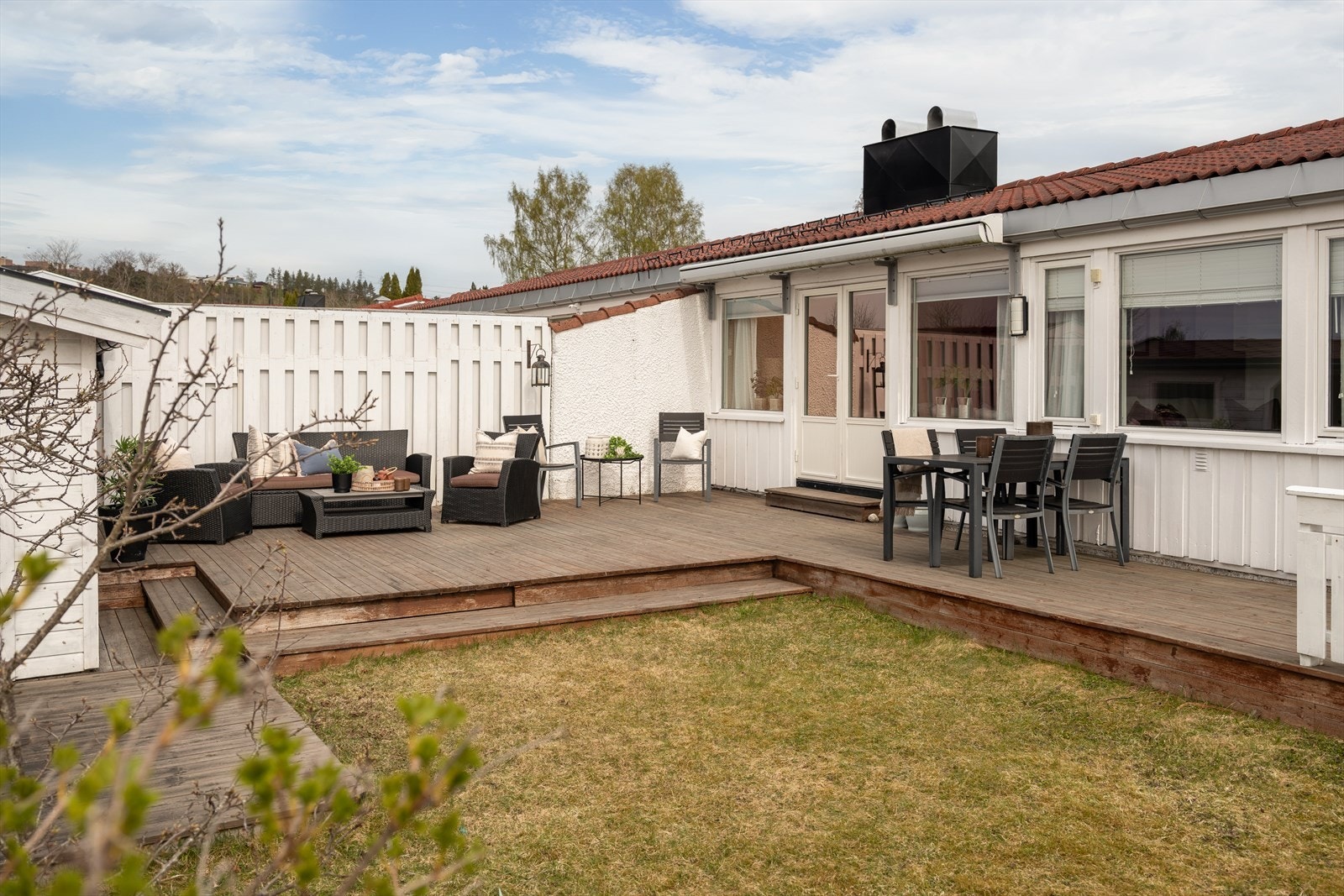 Eiendommen byr på en rekke kvaliteter som blant annet nydelig, vestvendt uteområde med 51m² terrasse og frodig hage. Galleribilde