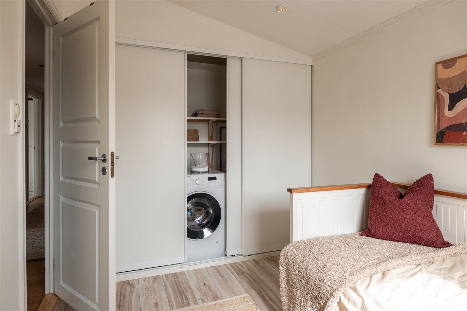 På soverommet på 9m² er det satt inn en skyvdedørsløsning med opplegg til vaskemaskin. Galleribilde