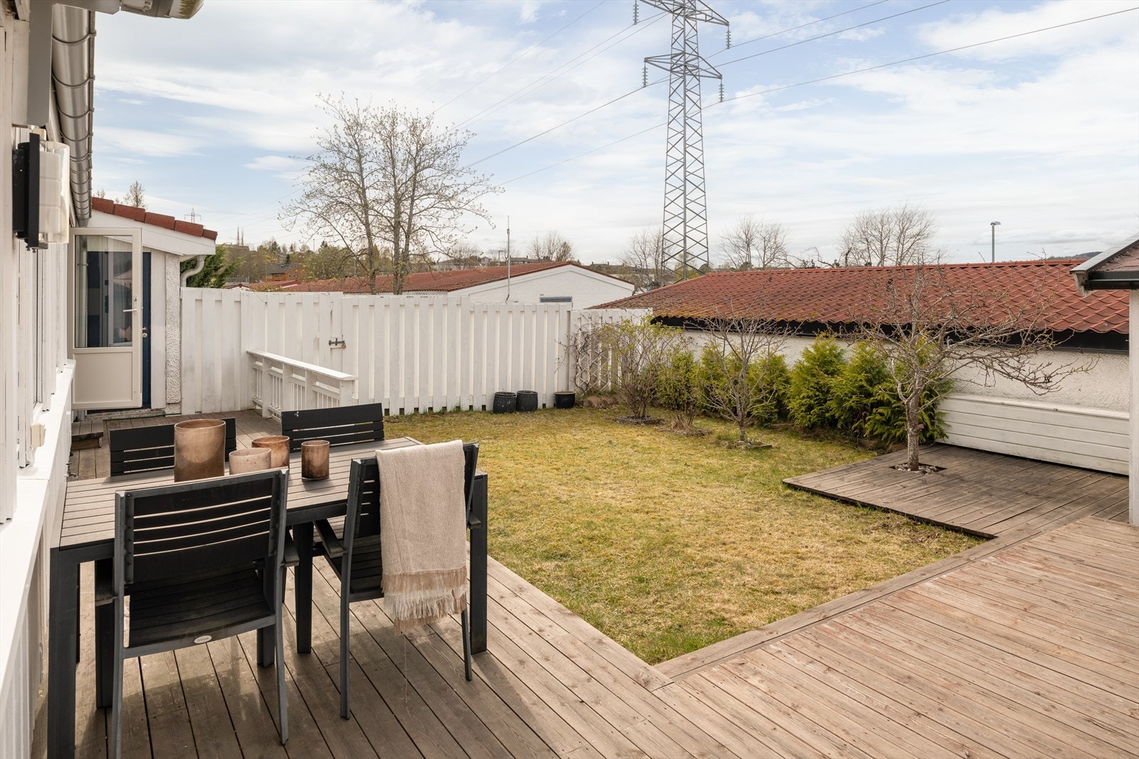 Med vestvendt uteområde kan boligen skilte med særdeles gode solforhold. Det er også etablert terrasse ved inngangspartiet på 6m² som er sørvendt. Galleribilde