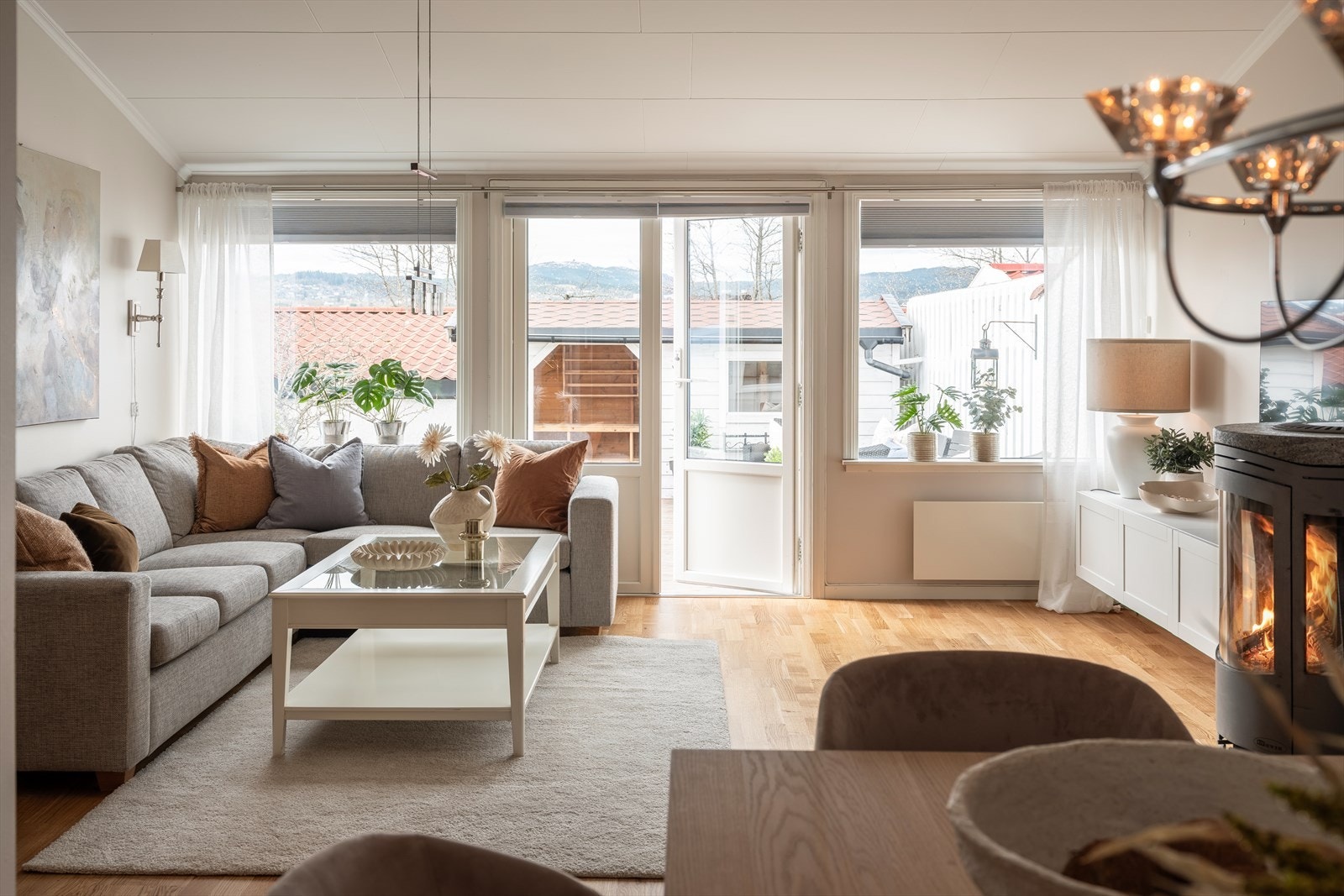 I stua får du en stemningsfull vedovn som bidrar til reduserte energikostnader. Galleribilde