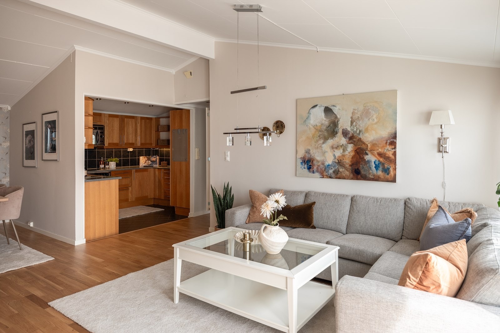 Fra boligen er det kun få minutters gange til Nardosenteret med bl.a. dagligvarebutikk, apotek, blomsterbutikk, frisør, legesenter og serveringssteder. Galleribilde