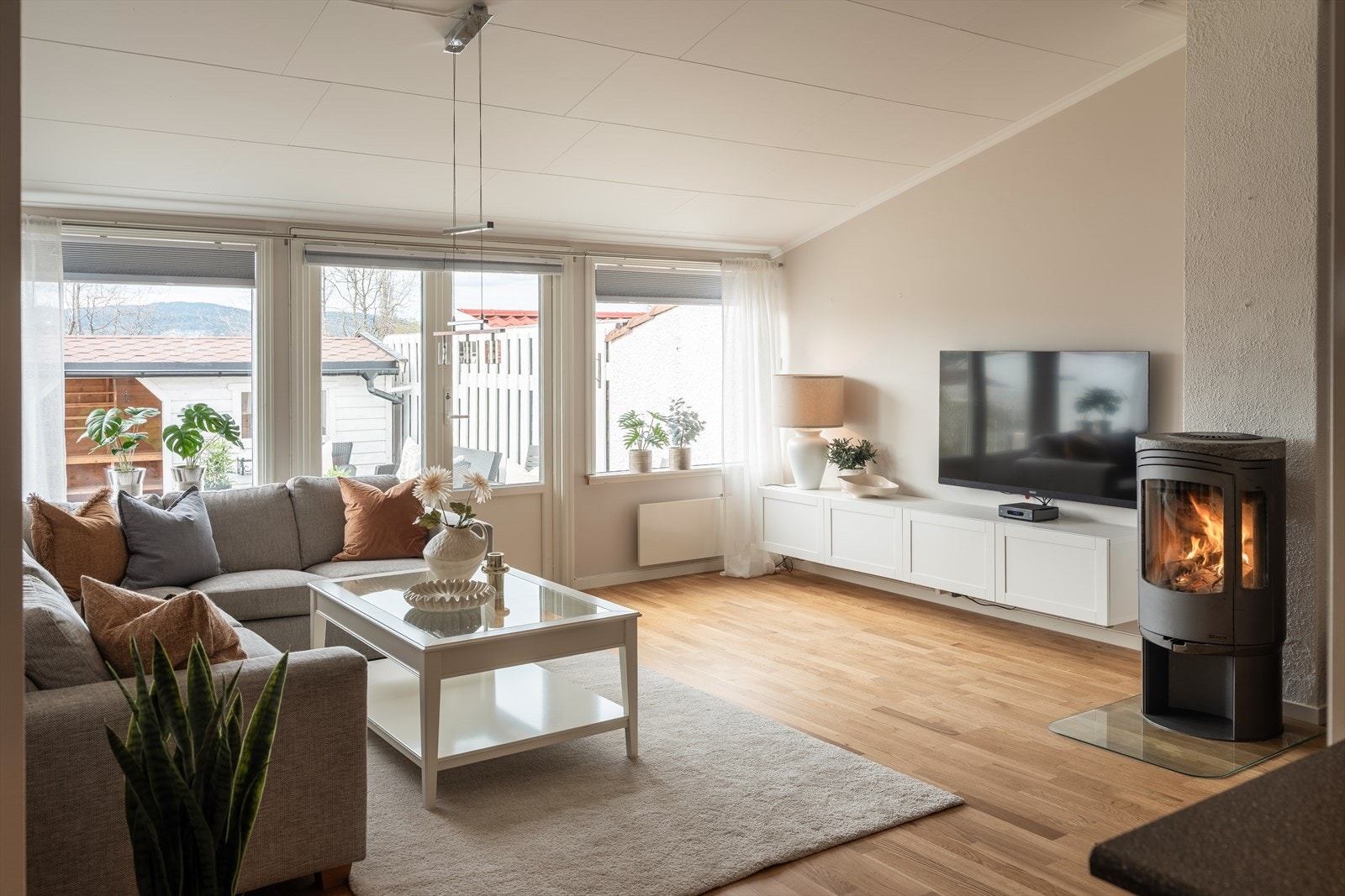 Velkommen inn - Her får du en gjennomtenkt planløsning som byr på stue, kjøkken, 4 soverom, bad og to utvendige boder. Galleribilde