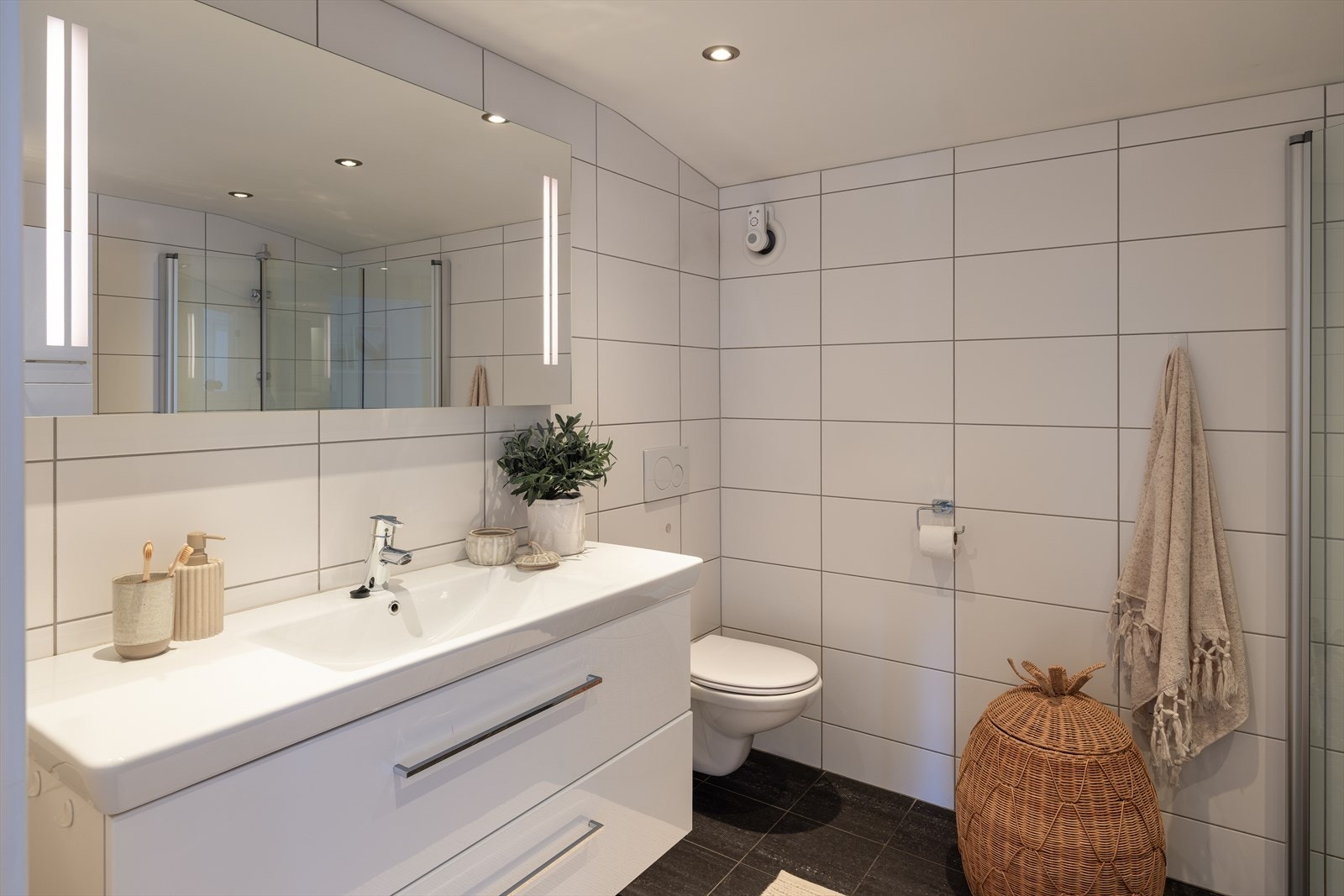 Badet ble totalrenovert i 2013 og er vurdert til tilstandsgrad 1 av takstmann. Galleribilde