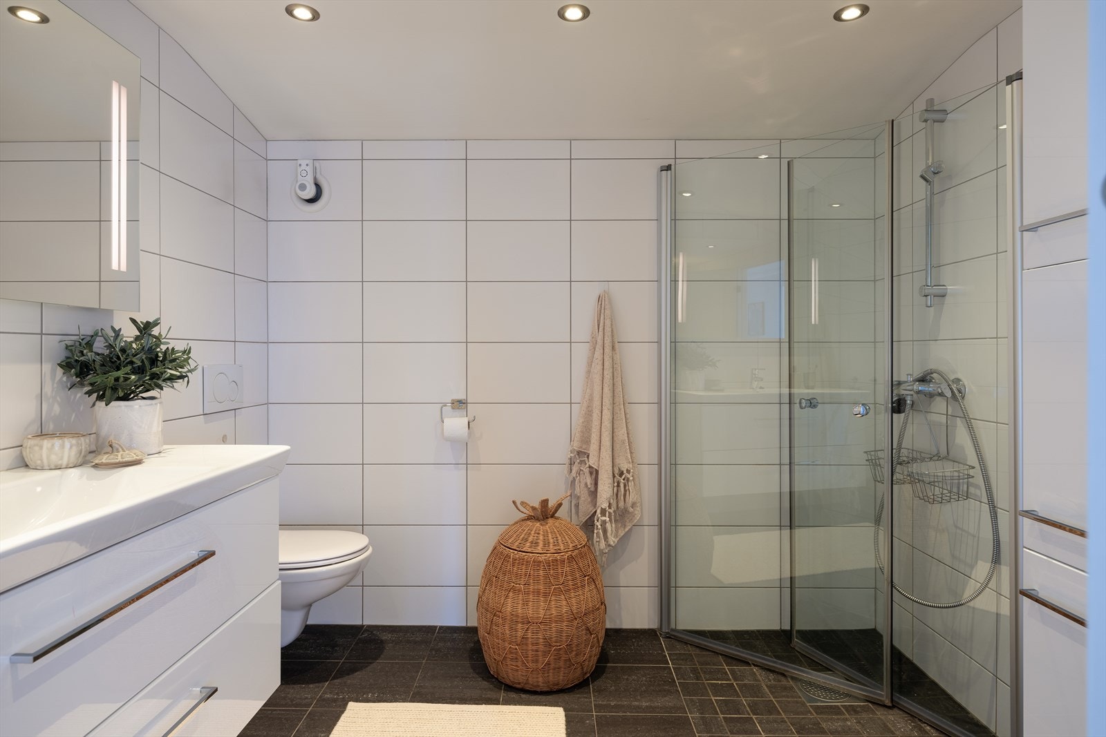 Flislagt bad med varme i gulv og downlights. Galleribilde