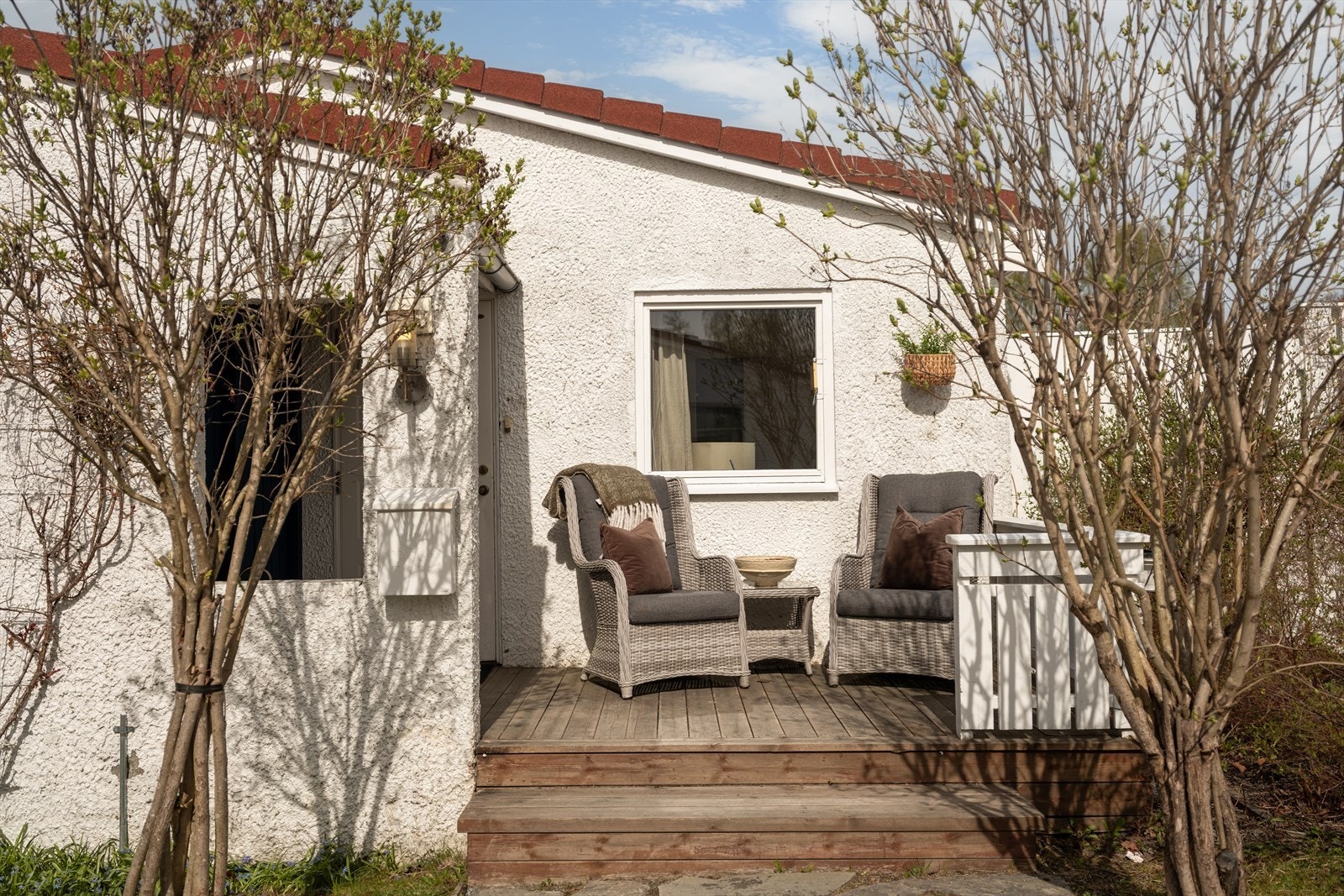 Det medfølger en egen garasjeplass på 16m² like ved boligen. Det er også rikelig med gjesteparkeringsplasser i området. Galleribilde