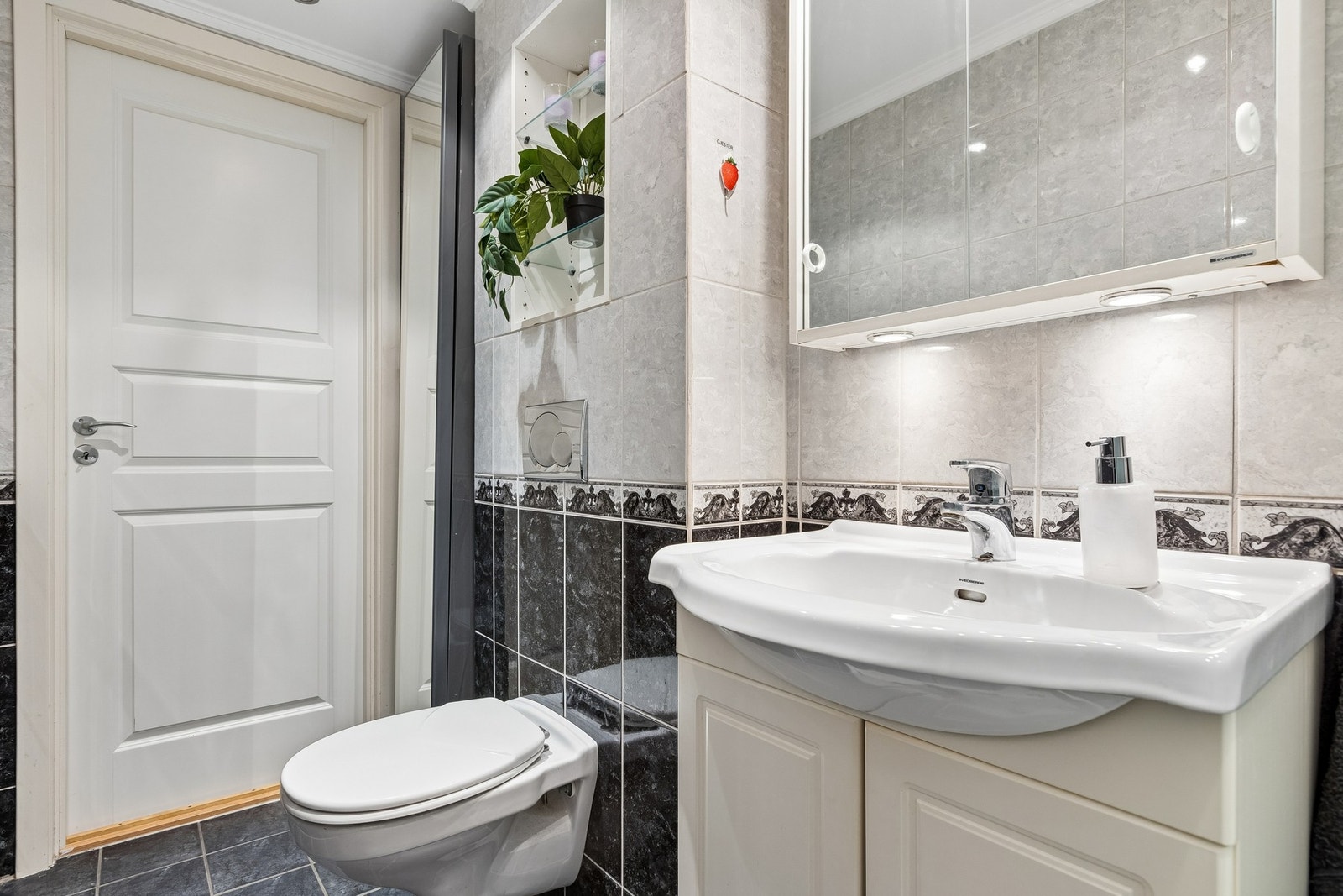 Badet er innredet med Servantskap med vask og høyskap. Det er downlight i himling. Galleribilde