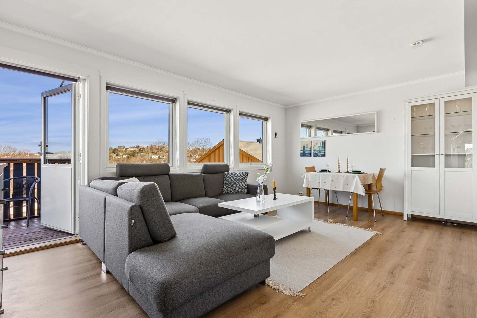 På stuen er det god plass til sitte- og spisegruppe, samt stue- og TV-bord. Galleribilde