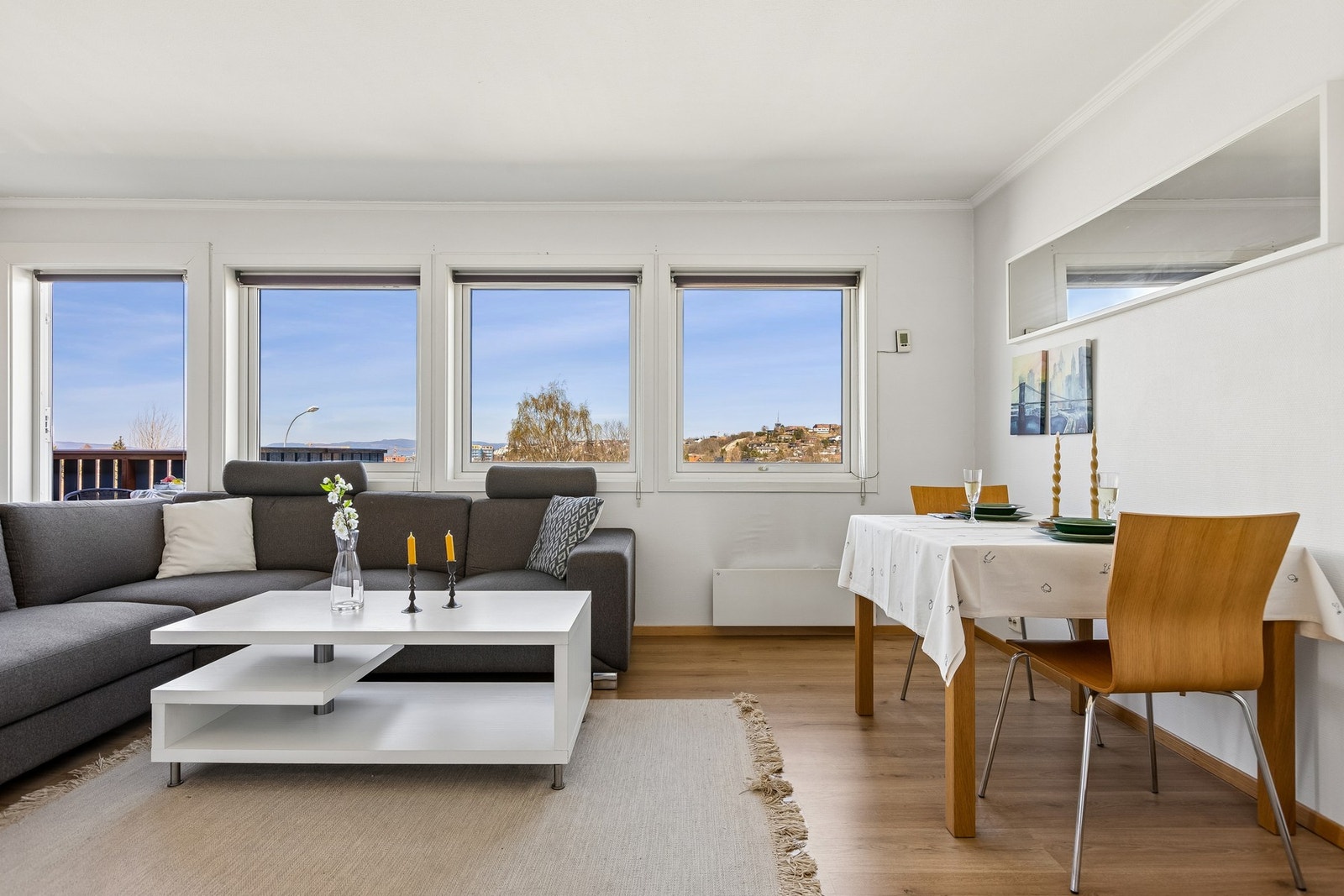 Lys og romslig stue på ca. 19,2m² med ypperlige møbleringsmuligheter. Galleribilde
