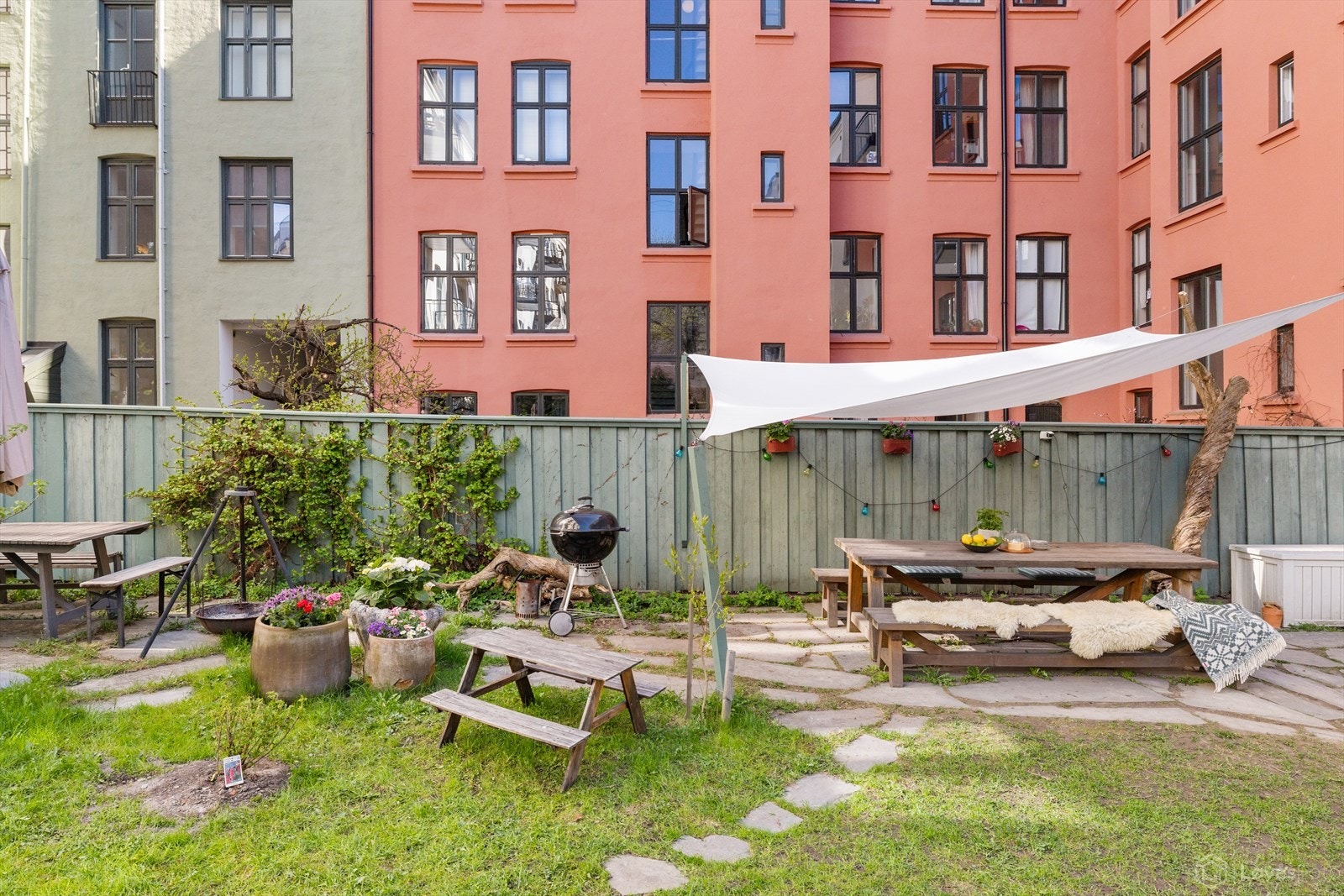 Romslige, grønne bakgårder er et kjærkomment avbrekk fra byens liv og puls. Galleribilde