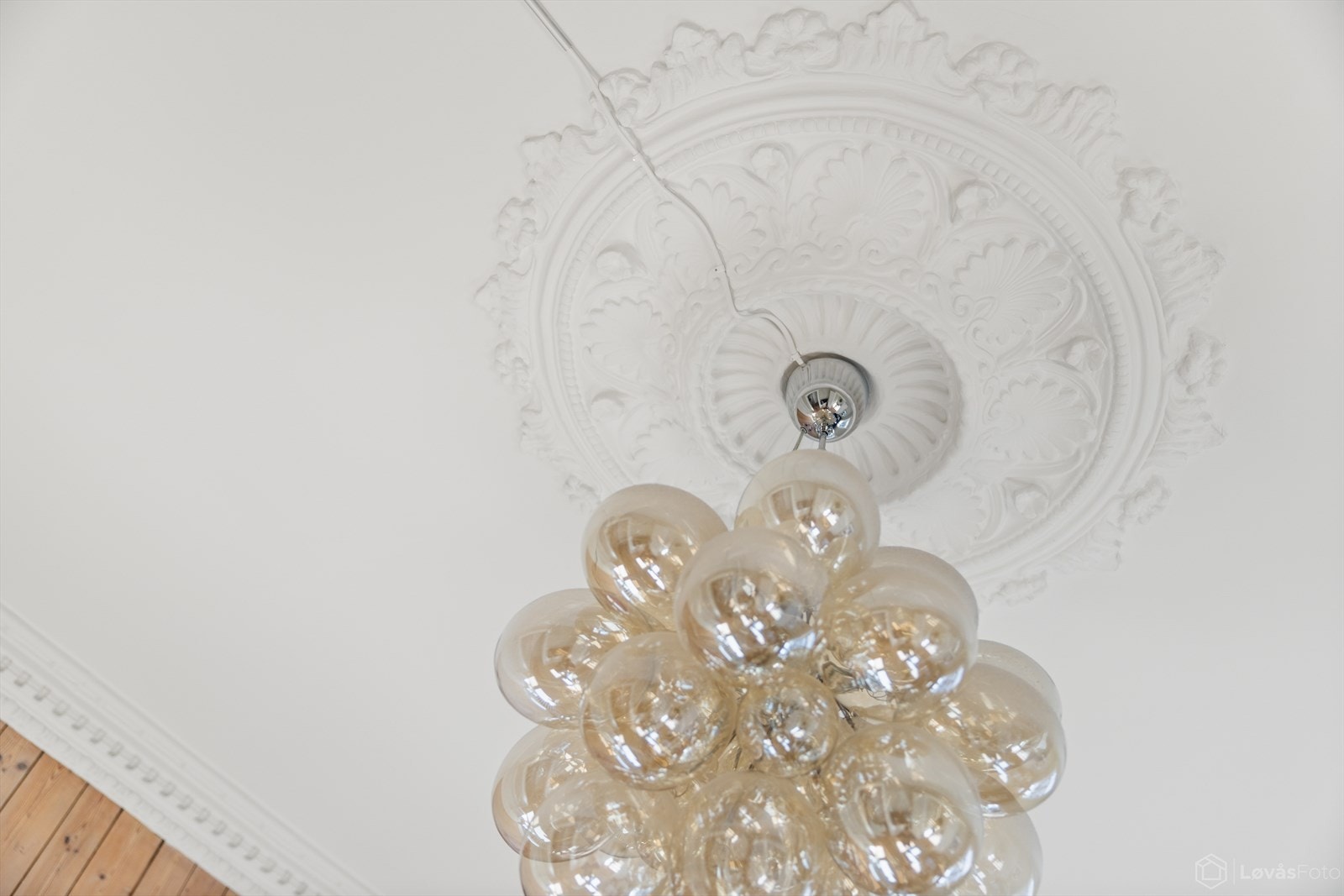 Rålekre detaljer som stukkatur og rosett er gjennomgående i leiligheten og tilfører særpreg og en klassisk sjarm. Galleribilde