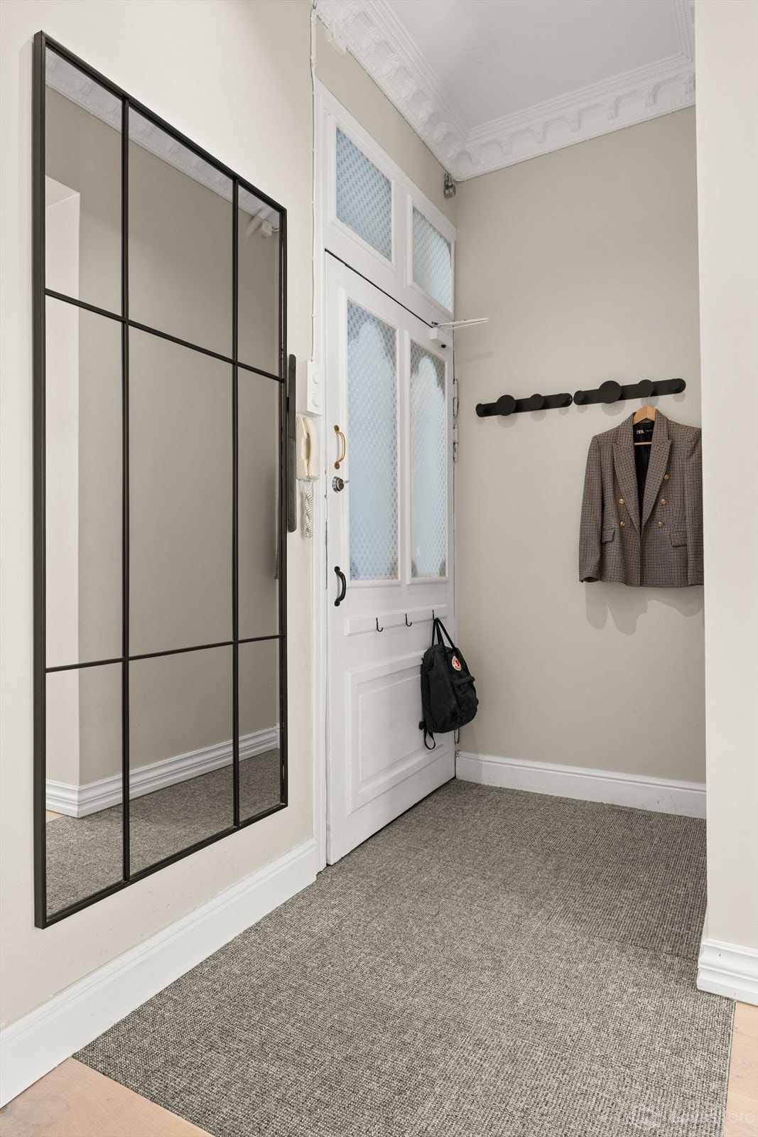 Innbydende hall i hovedetasjen belagt med sisal-teppe, enkelt vedlikehold sommer som vinter. Galleribilde