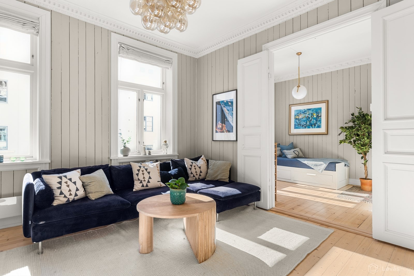 Sofakroken finner sin naturlige plass med store vindusflater som bakteppe. Galleribilde