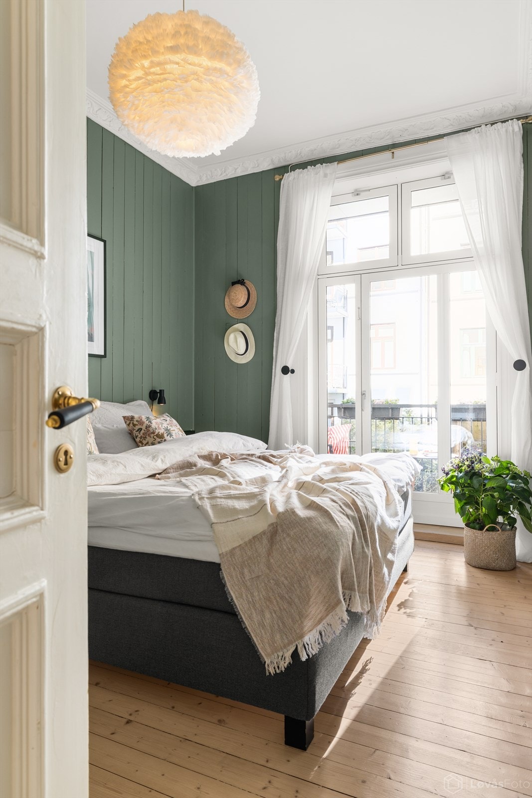 Fra hallen er det adkomst til et fantastisk hovedsoverom og deres egne frisone - et pusterom i en ellers hektisk hverdag. Galleribilde