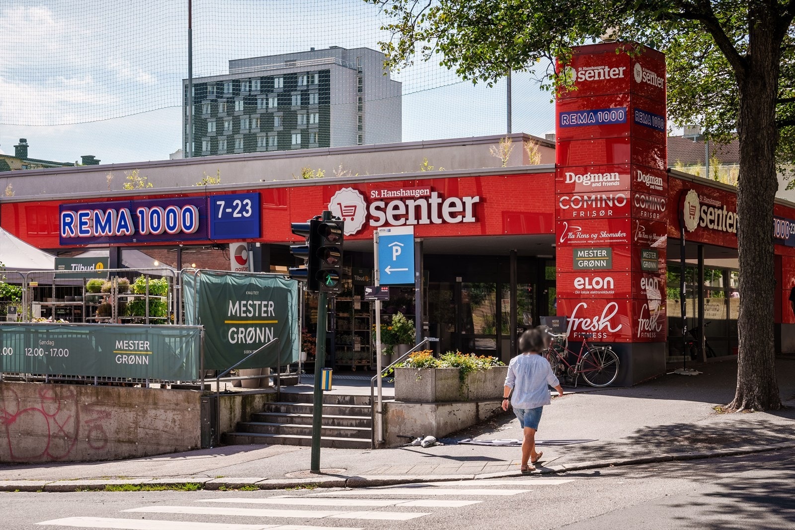 Kun få minutters gange til Ila-senteret med butikker og treningssenter, samt Kiellands Hus med annet variert utvalg i motsatt retning. Galleribilde