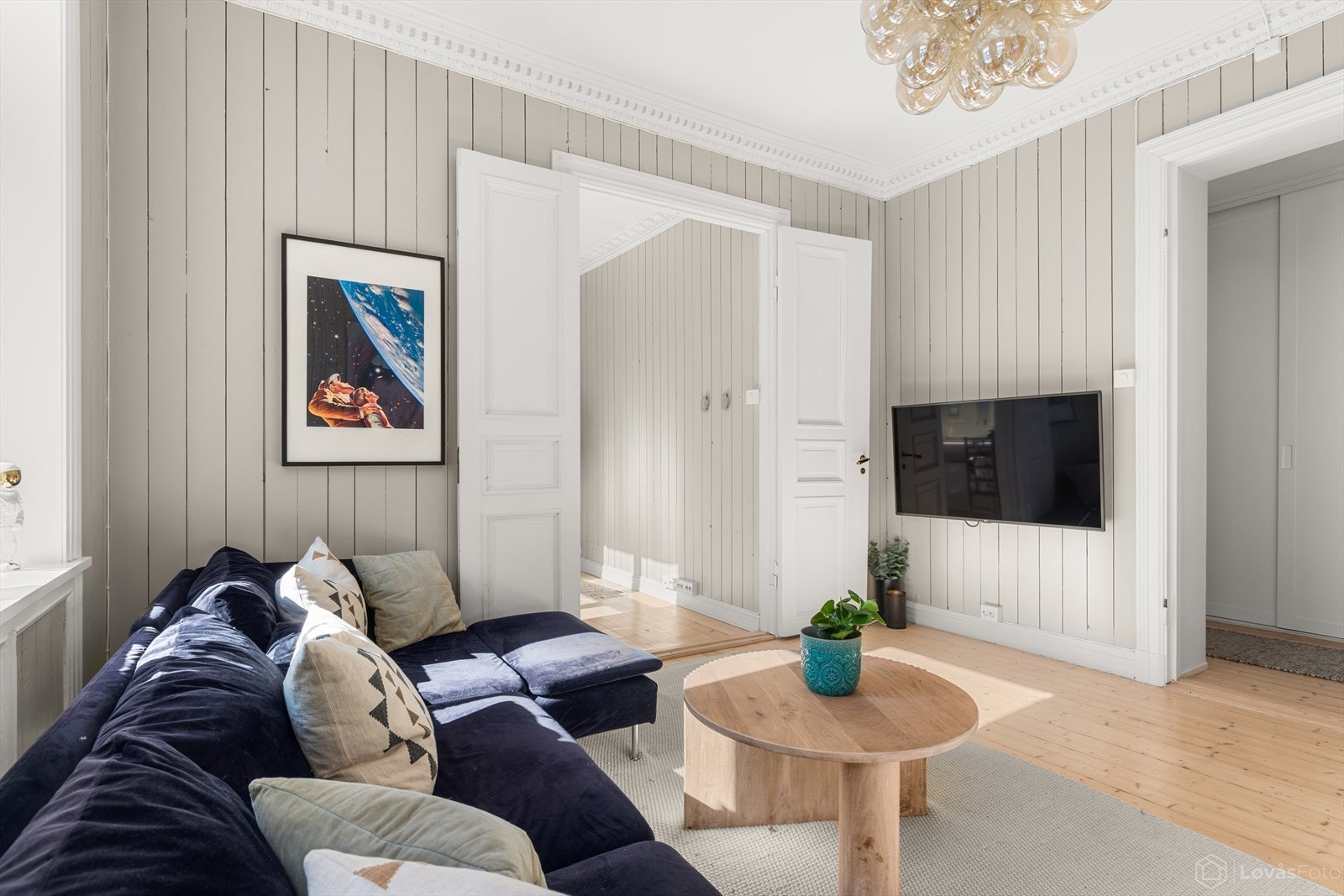 Et av boligens 3 soverom bak vakre, doble fløydører. Alle innerdører er utstyrt med nye dørvridere i original stil. Galleribilde