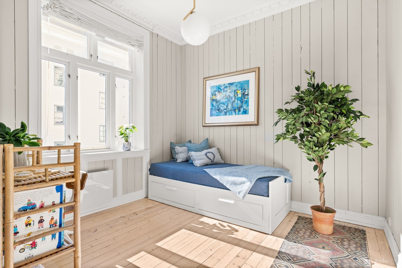 Barnerom, gjesterom eller kontor? Rommet med adkomst fra stuen kan brukes til så mangt. Galleribilde