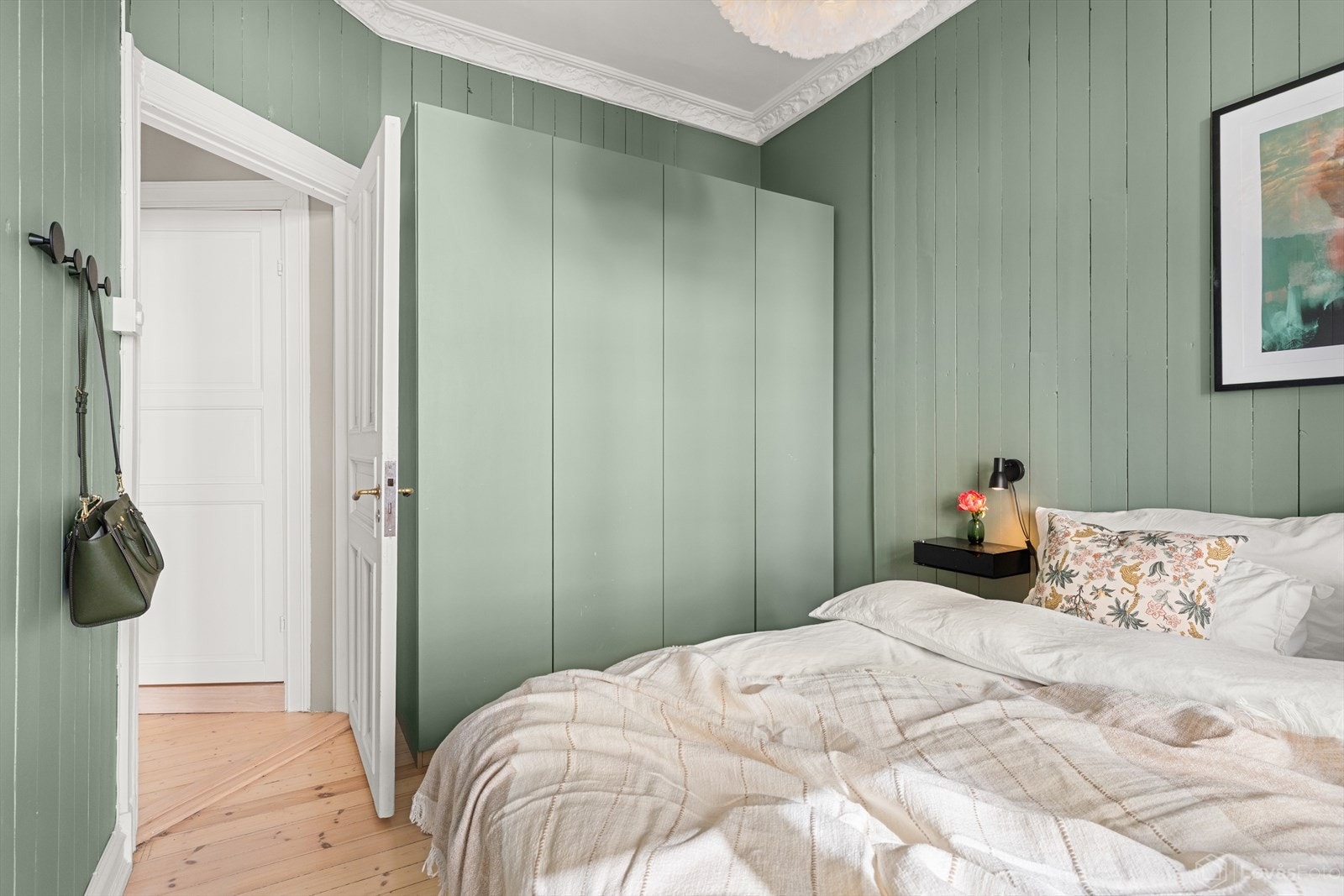Her byr også en romslig garderobe på gode lagringsmuligheter, malt i farger i stil til resten av rommet. Galleribilde