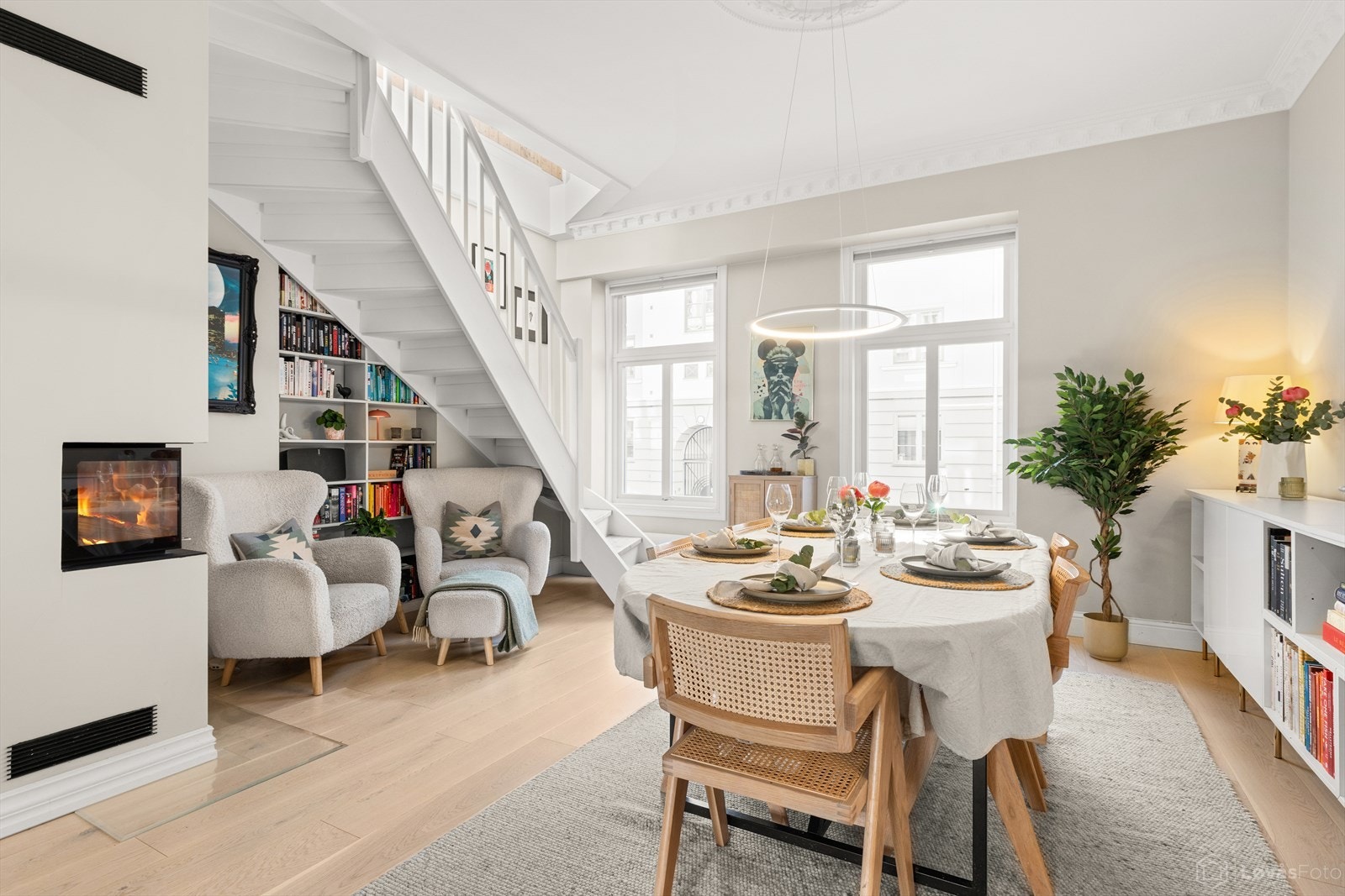 Store, klassiske vindusflater sørger for et åpent hjem hvor dagslyset får boltre seg like mye innvendig som utvendig. Galleribilde